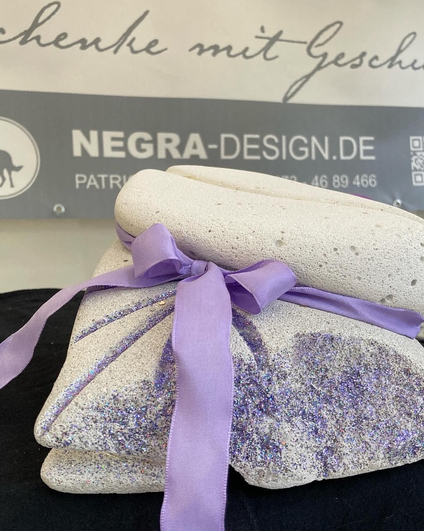 Geweih eines Ziegenbocks in Kunstpelz Patricia Vellards Negra-design kann auch anders: Steinskulpturen zum Beispiel!