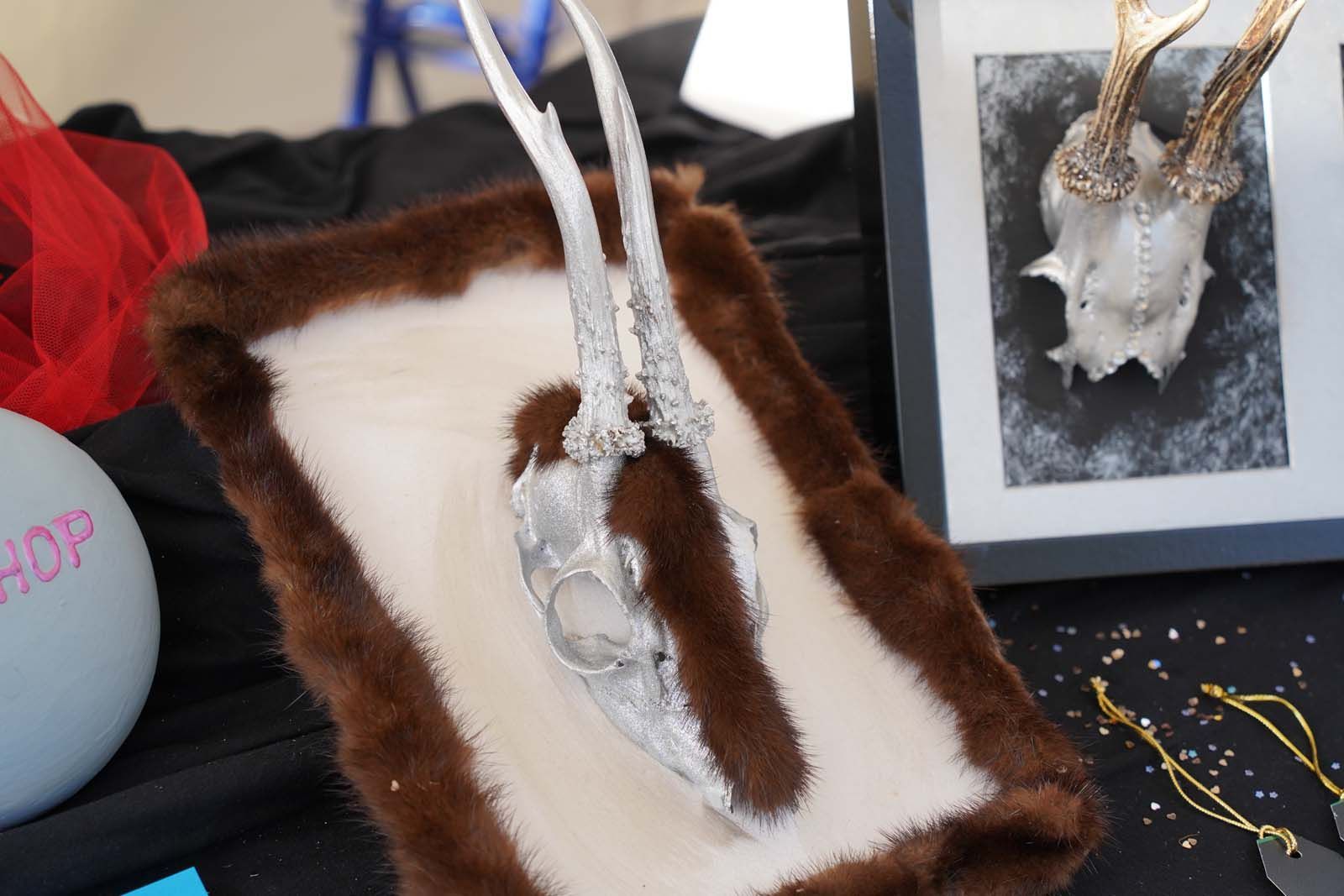 Geweih eines Ziegenbocks in Kunst Patricia Vellards Negra Design zeigt ein in Kunstpelz gehülltes Geweih eines Ziegenbocks