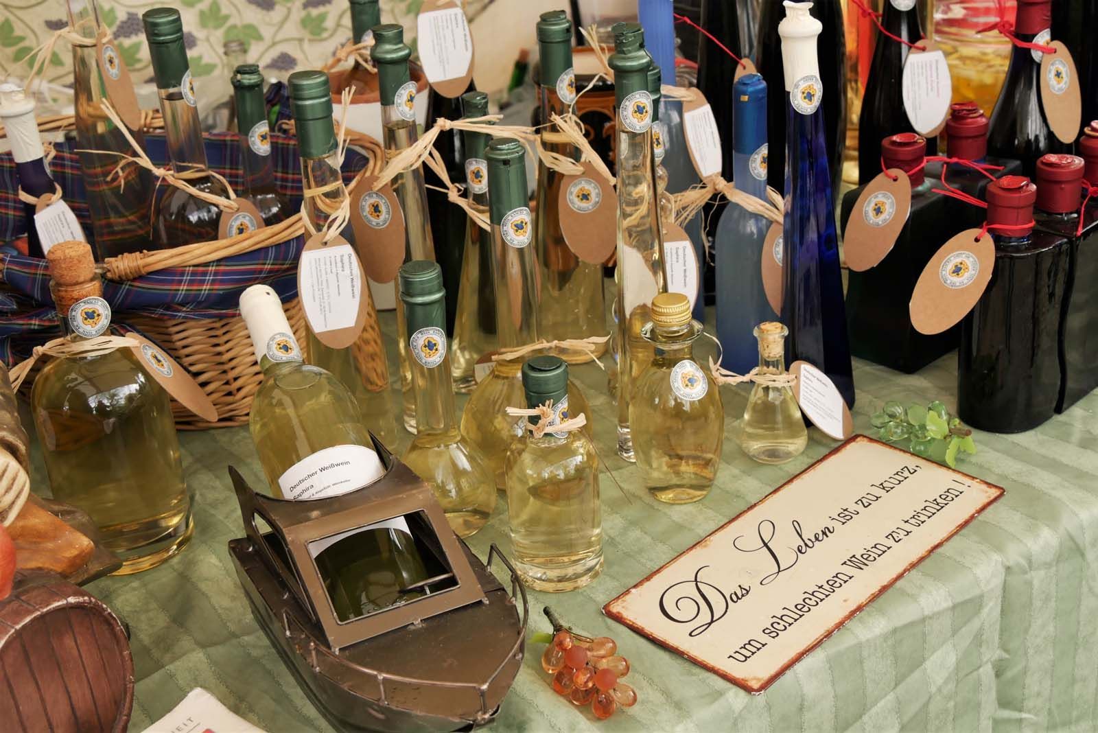 Das Leben ist zu kurz, um schlechten Wein zu trinken. So soll Johann Wolfgang von Goethe gesprochen haben. Peter Zablowski, Winzer bei Berlin, nutzt die Weinfeste in und um Berlin, um sich und seine Haltung zum Leben und zum Wein zu zeigen, mehr noch, zu referieren! Seine Marktstand bei KUNST trifft WEIN neulich am idyllischen Dorfteich in Berlin-Lichtenrade zeigt allerhand Kleinode, die mit dem Weinbau zu tun haben.