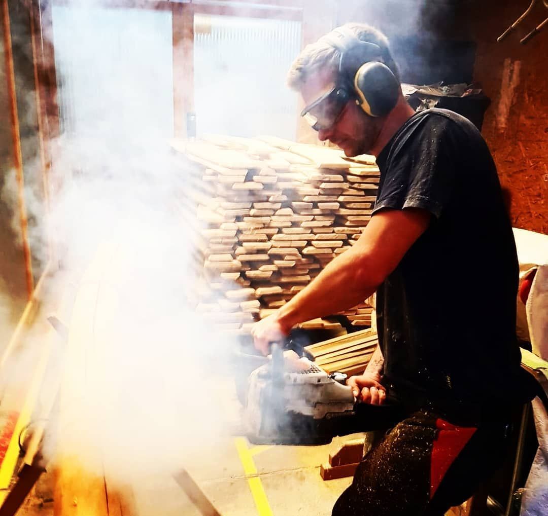 Phils Licht Phil Lehmann beim Zuschnitt von Holz für den Kasten, aus dem einmal ein Leuchtkörper entstehen wird.