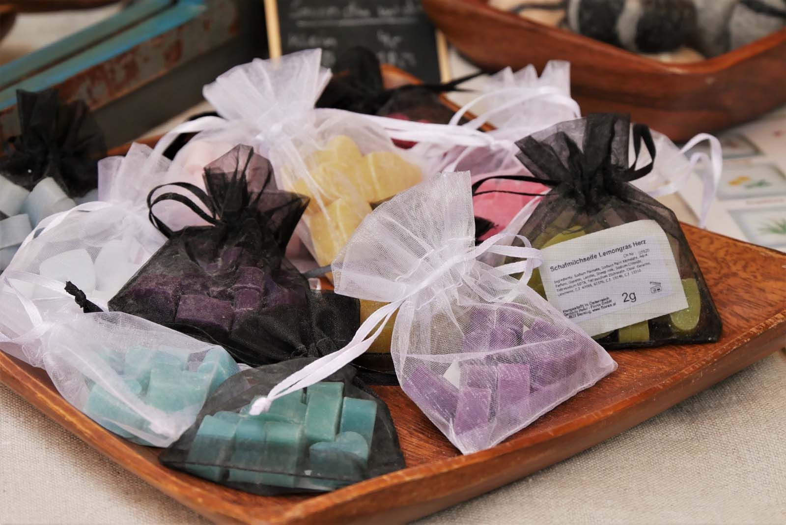 in kleine Säckchen hübsch verpackte Seifen aus Schafsmilch von Fräulein Düfte