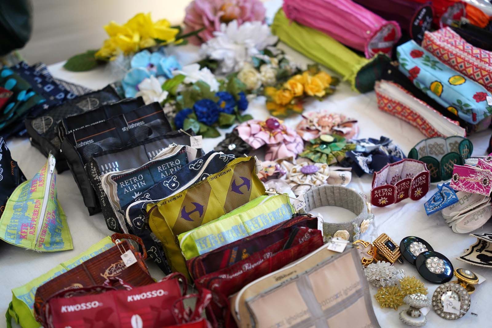 Pia Fischer stellt aus Etiketten, Bändern und Reißverschlüssen Schmuck, Taschen, Boxen, Kleider und Rucksäcke her.