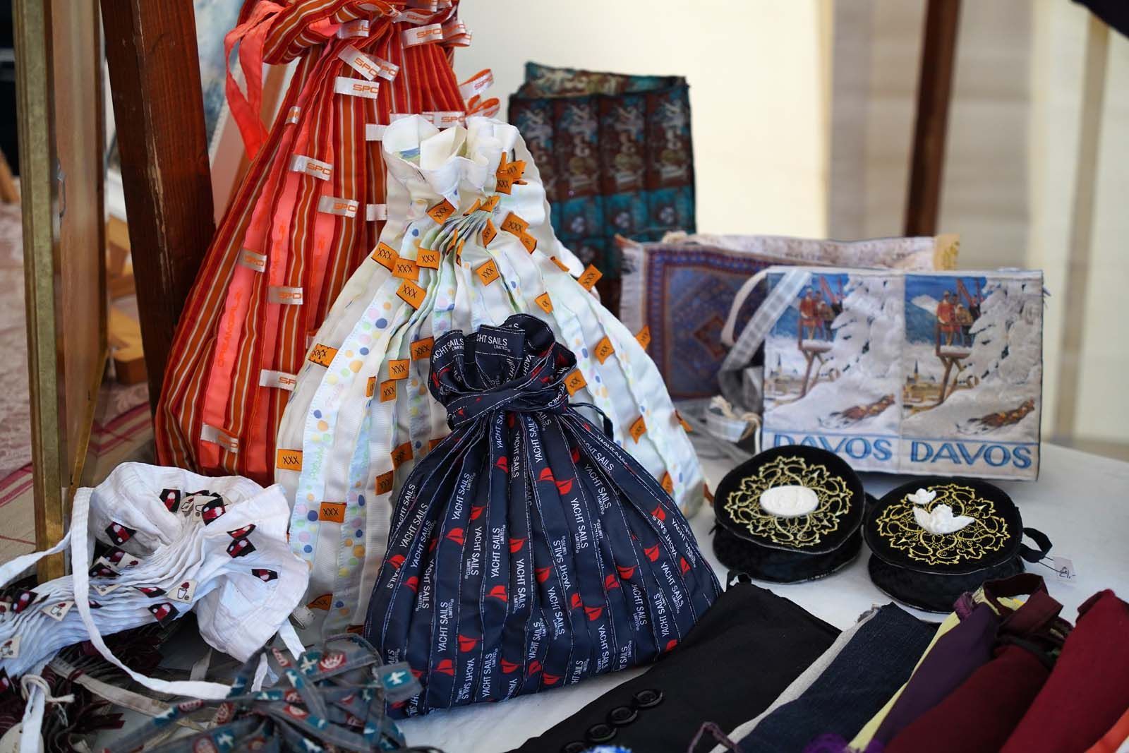 Pia Fischer stellt aus Etiketten, Bändern und Reißverschlüssen Schmuck, Taschen, Boxen, Kleider und Rucksäcke her.