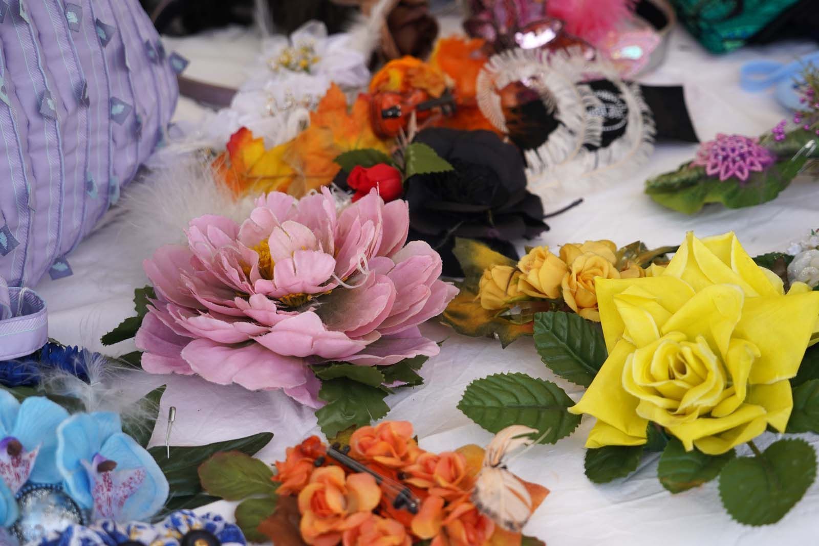 Pia Fischer steht für grenzenlose Fantasie, zeitlose, tragbare Kunst am Kleid und Accessoires aus Etiketten, Reißverschlüssen, Bändern und Krawatten. Im Bild sehen wir Blüten, die ein echter Hingucker sind - als Brosche zum Beispiel.