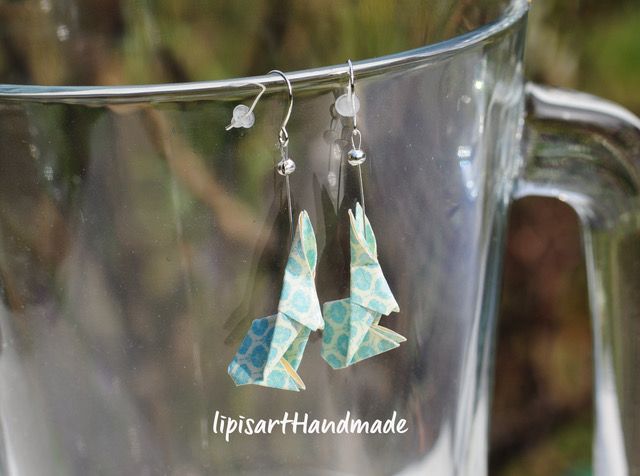 Elke Pieske kann auch Origami. Das ist eine filigrane Falttechnik, mit der sie hellblaue Delfine fertigt - hier als Ohrschmuck.