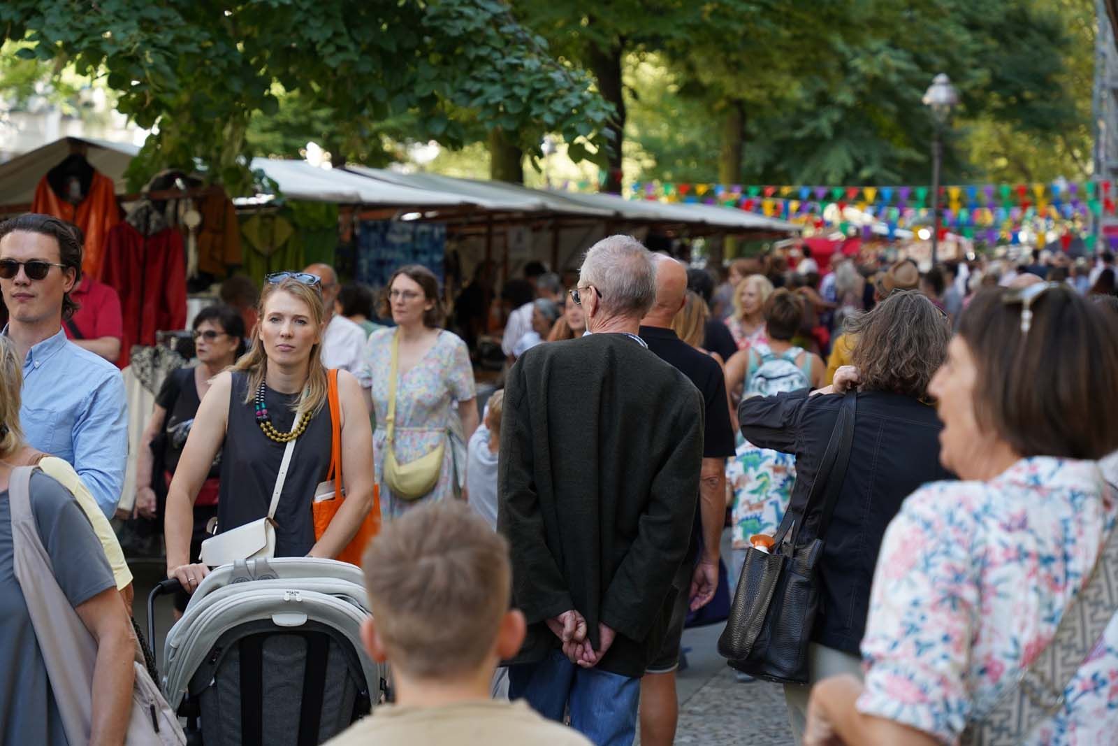 Es war praktisch jedes Alter vertreten. Die Familien hatten ihre Kinder mitgebracht, die von allen als sehr höflich und hilfsbereit empfunden worden waren.