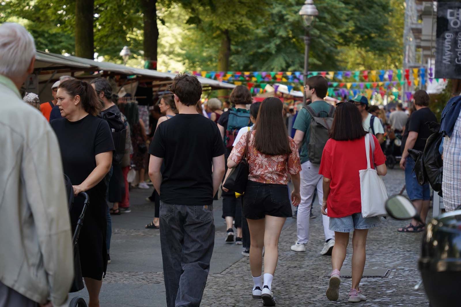 Die Menschen strömten zwischen 12 Uhr bis in den Abend ein. Beim Dunkelwerden waren alle Sitzplätze bei den anliegenden Restaurants, Cafés und bei Weinladen besetzt.