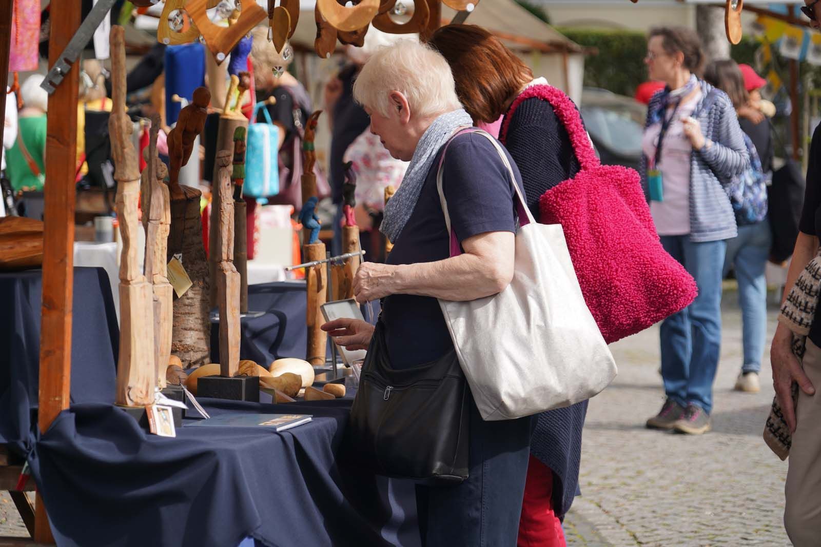 Jürg Montalta bei den #ETAK am 7. April 2024 am Ludwig-Beck-Platz mit Goldreliefs dabei gewesen.