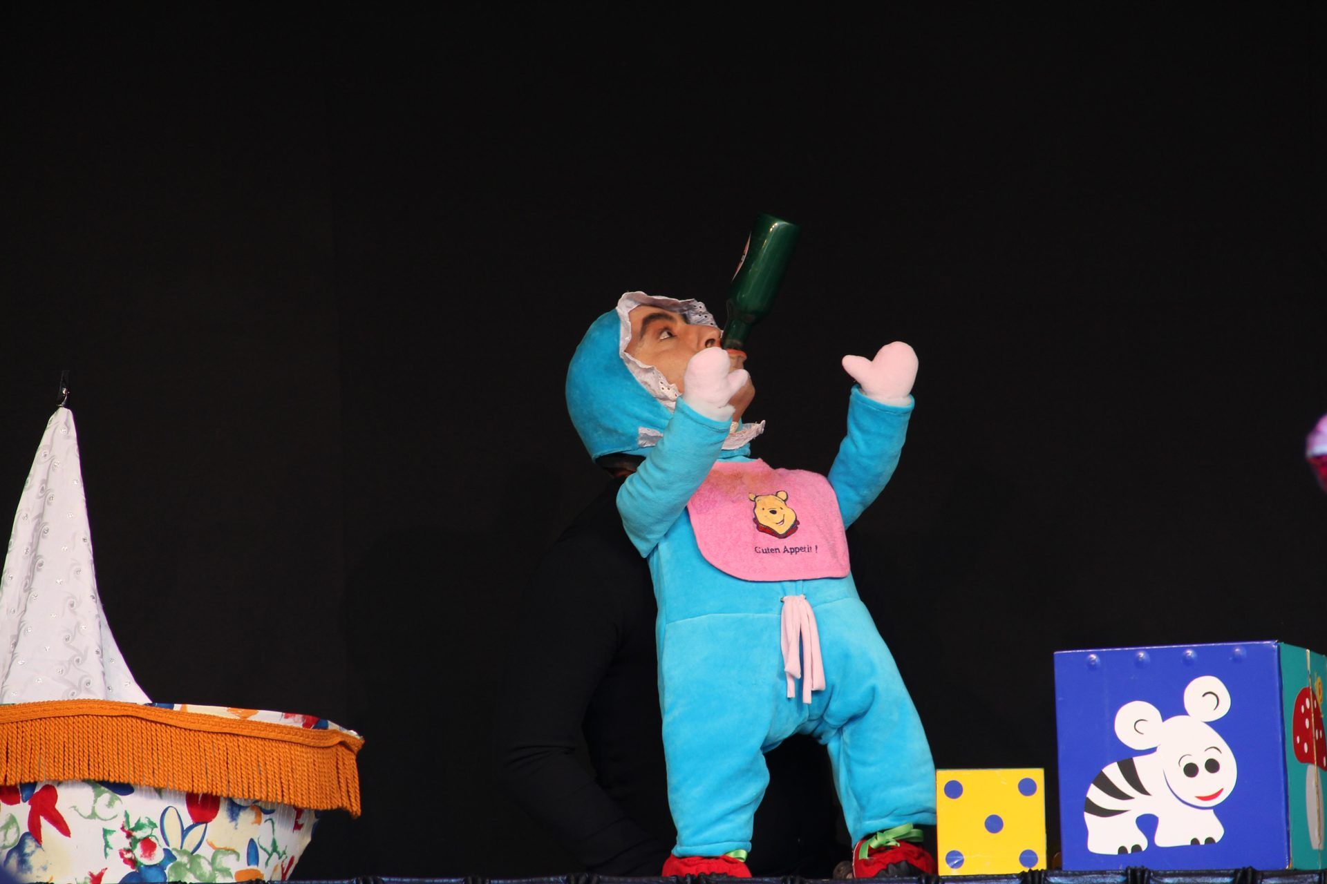 Comedian Sammy Tavalis als Rock’n’Rollbaby bei Herbst in der Preußenallee in Berlin-Charlottenburg