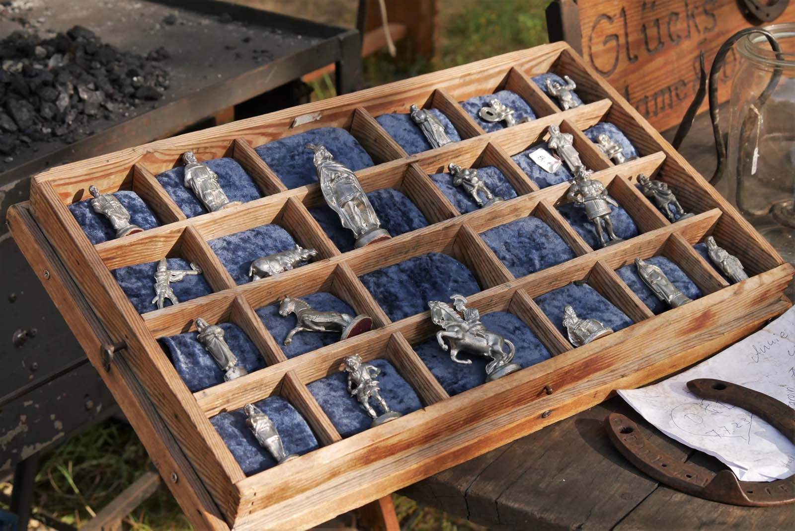 Zinnfiguren bei Kunstschmied Falk Laxander: ein Ritter, ein Hofstaat, ein steigendes Pferd und ein Wildschwein – gegossen wie aus einer kleinen Miniaturenwelt