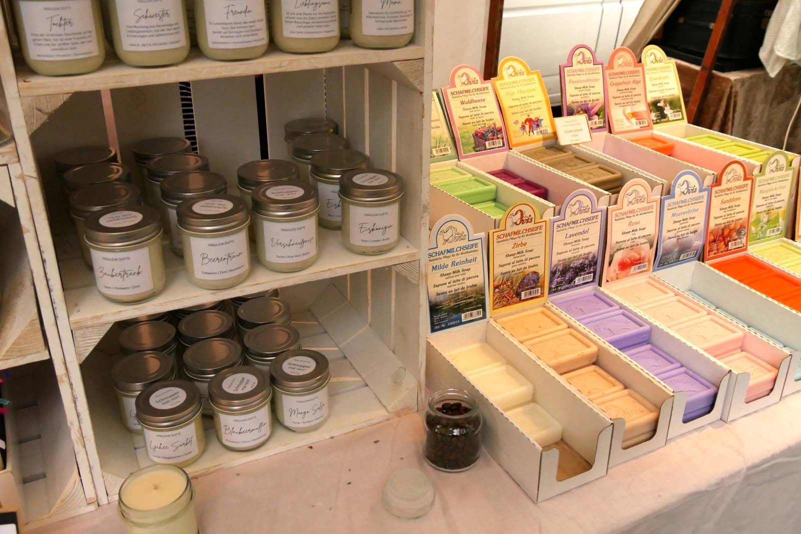 Frollein Dufte mit Duftkerzen und  Simone Hüneburgs