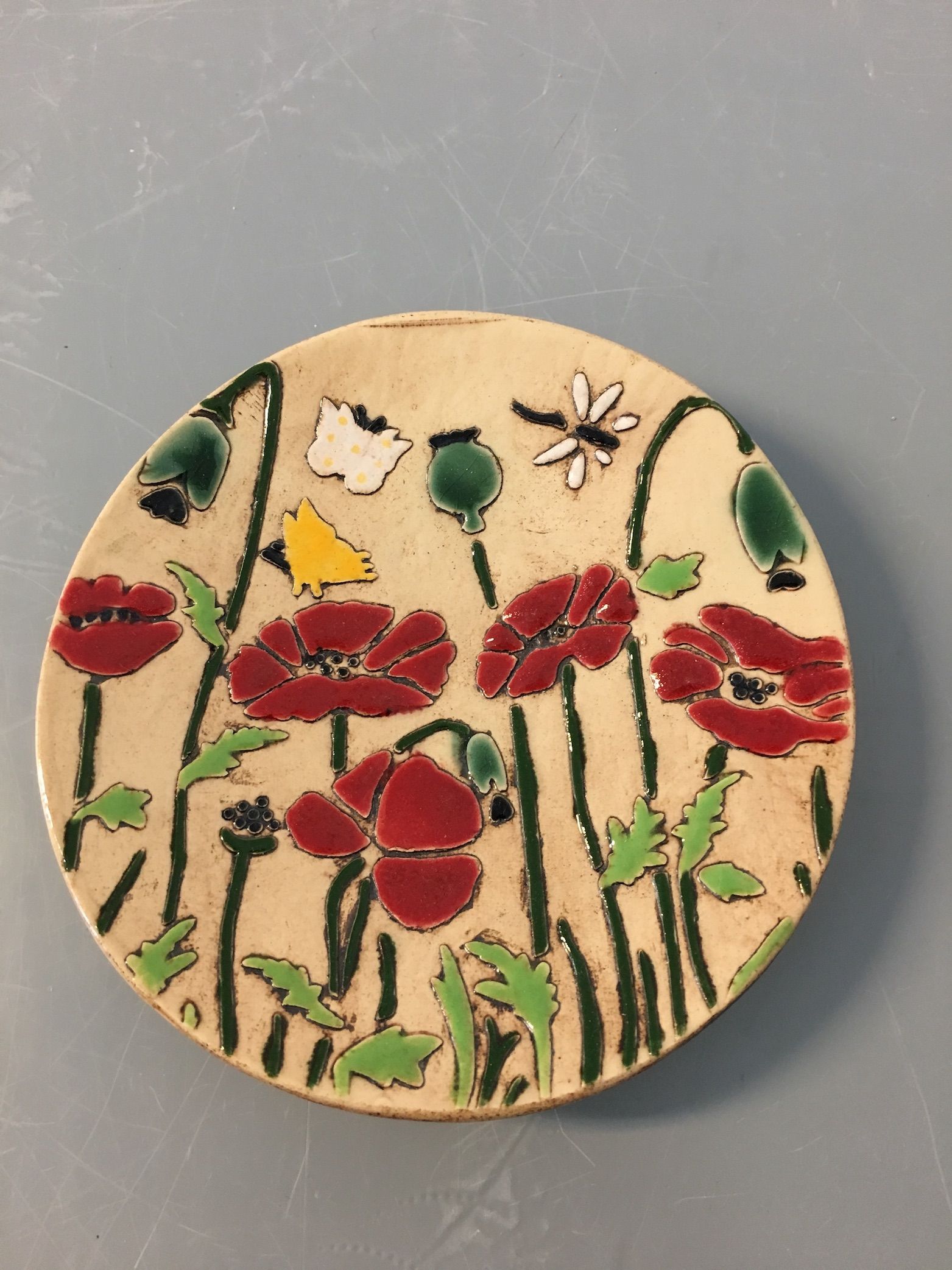 Simone Winkler-Thies Keramik aus Pankow zeigt einen frühlinghaften Blütenteller