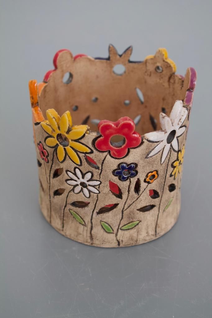Simone Winkler-Thies Keramik aus Pankow zeigt ein Set aus Schüssel, Tasse mit Henkel und Milchkännchen, hellblau und im Innenbereich beige-farben.