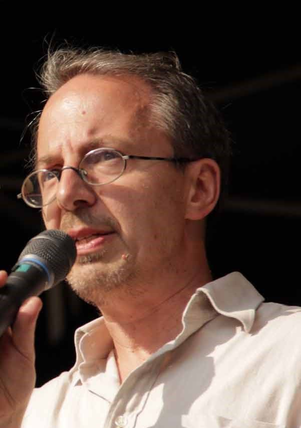 Stefan Piltz spricht mit Mikrofon bei Veranstaltung von Family & Friends e. V.