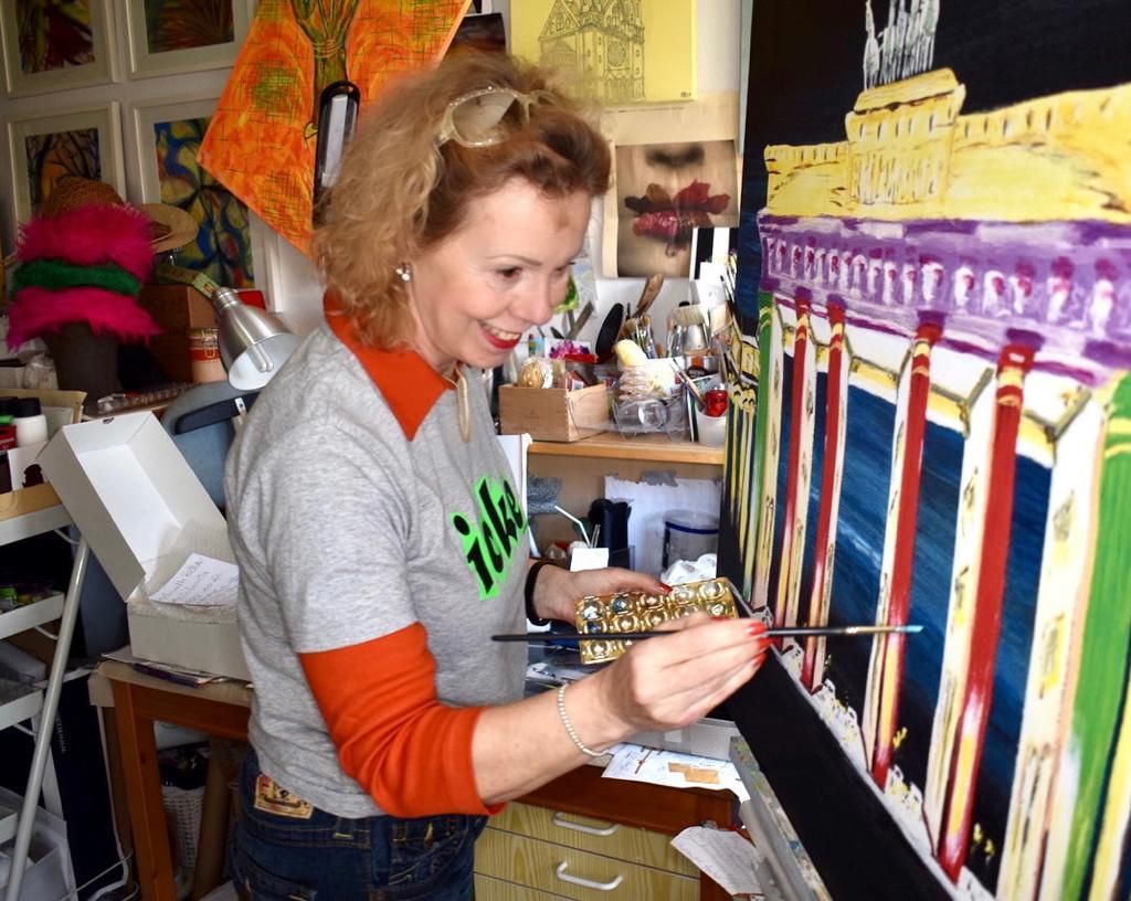 Im Atelier: Das Brandenburger Tor in schillernden Farben Sylke Bach in ihrem Atelier beim Malen. Es entsteht das Brandenburger Tor in grellen Tönen.