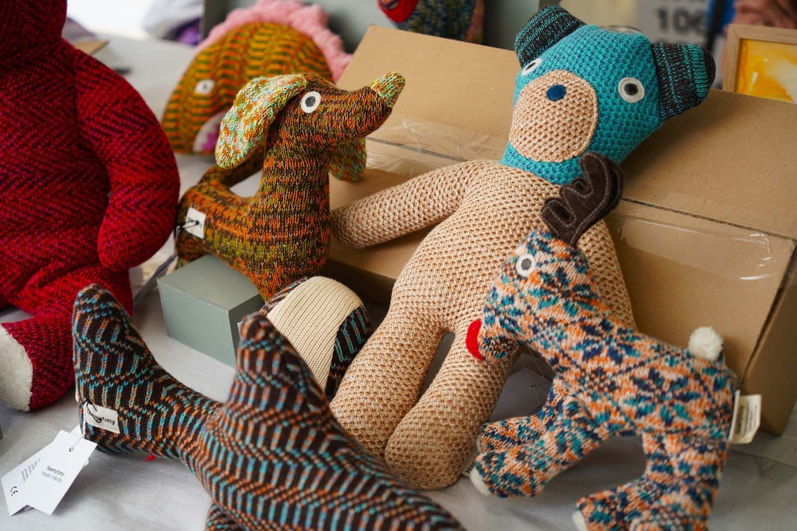 Julia Lange: Teeny tiny - selbsthergestellte Stofftiere und Zeichnungen