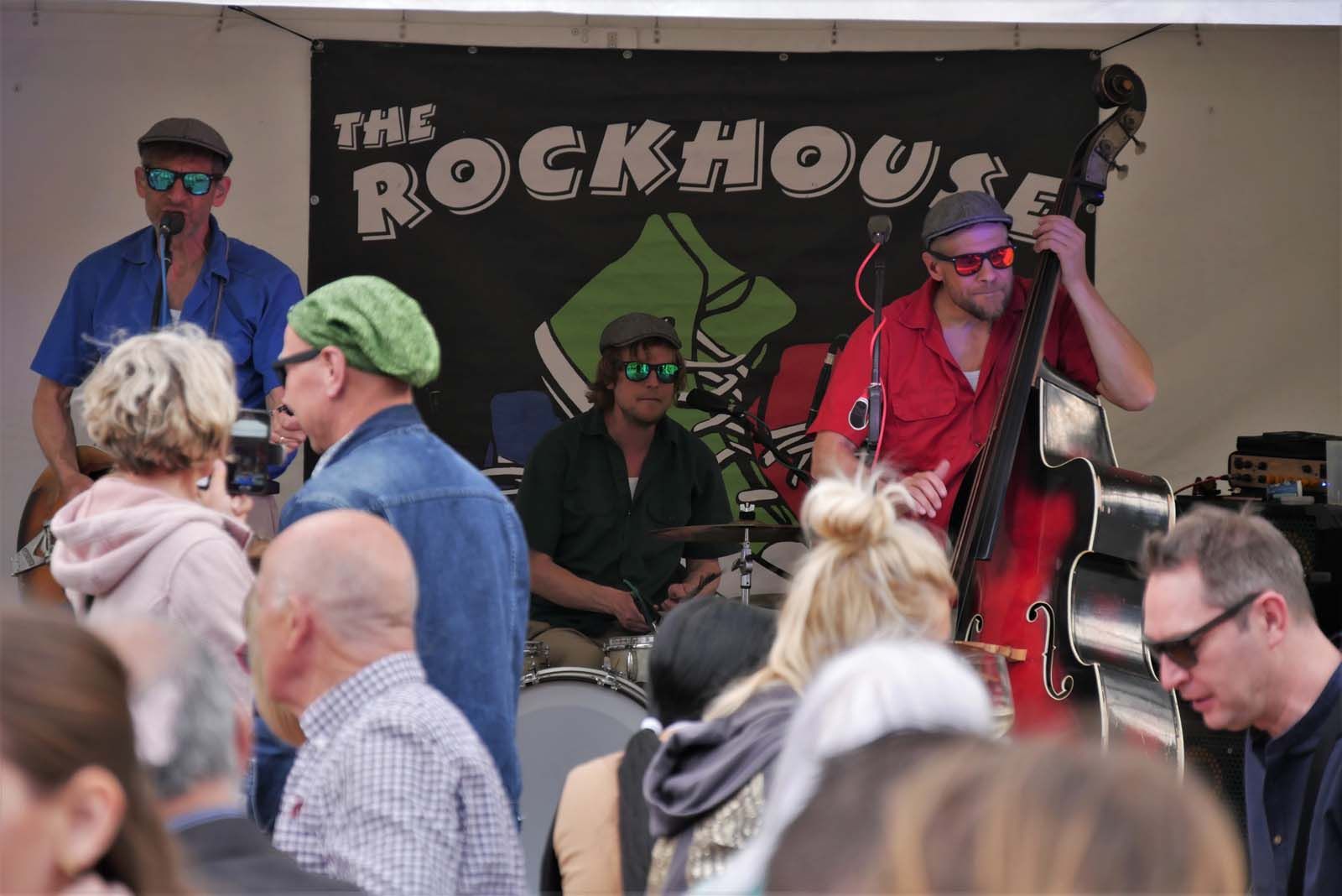 Die Rockhouse Brothers bei Frühlingszauber in Westend 2023 im Bezirk Charlottenburg-Wilmersdorf von Berlin Die Rockhouse Brothers bei ihrem Auftritt anlässlich des Frühlingszaubers in Westend 2023. Es sind Jamie und Joe Carnwath sowie Wolf Reichert, the Wolfman! Alle Drei tragen Brillen, die rot, blau oder grün reflektieren!