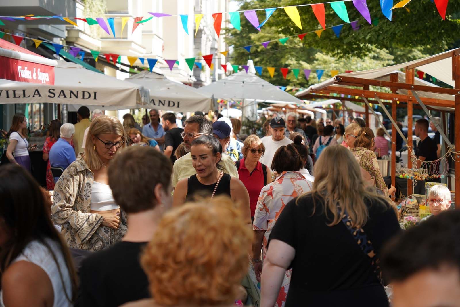 Viele Menschen waren auf den breiten Bürgersteigen der Charlottenburger Leonhardtstraße unterwegs. Das Angebot war vielfältig - Kulinarisches gab es von den anliegenden Geschäften, Restaurants, Cafés und beim Weinladen. Künstlerisches und Kunsthandwerkliches lagen an den Ständen aus, an den Künstler*innen und Kunsthandwerker*innen aus Charlottenburg und darüber hinaus zu Gast waren.