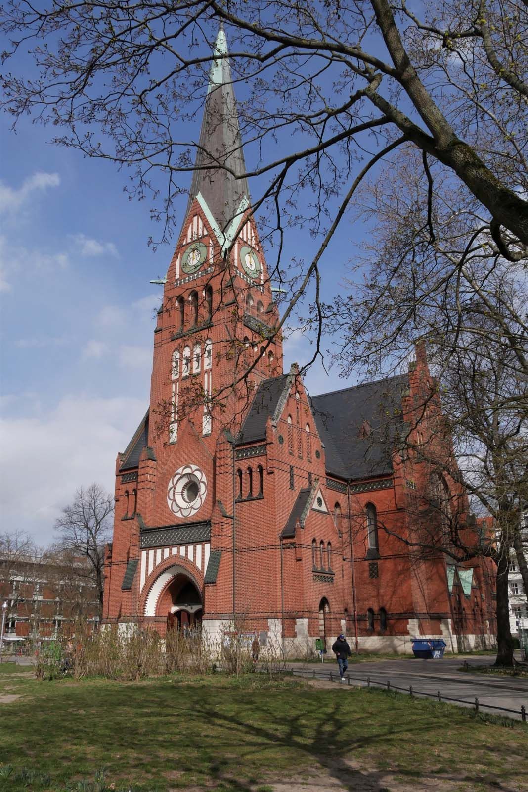 Die Charlottenburger Trinitatiskirche ist ein Backsteinbau und Mittelpunkt des kunsthandwerklichen Ostermarkts dort.