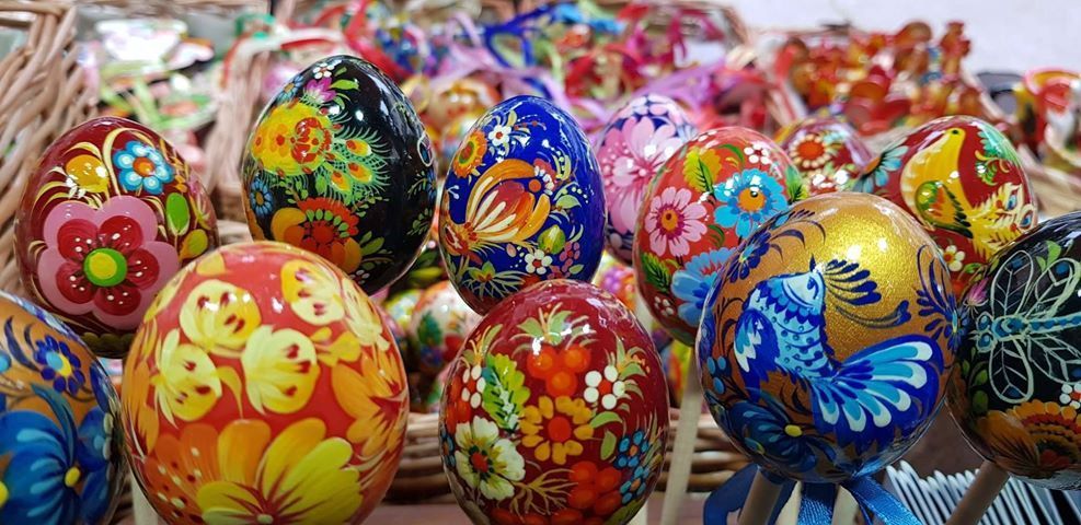 UkrGifts ist ukrainische farbenfrohe Eiermalerei auf Holz mit Motiven, wie sie für ihr Herkunftsland typisch ist.