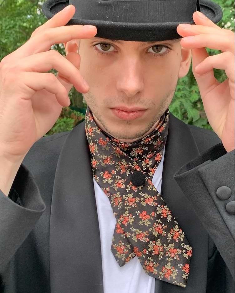 Collier aus altem Schlips für den - jungen - Mann mit Hut.