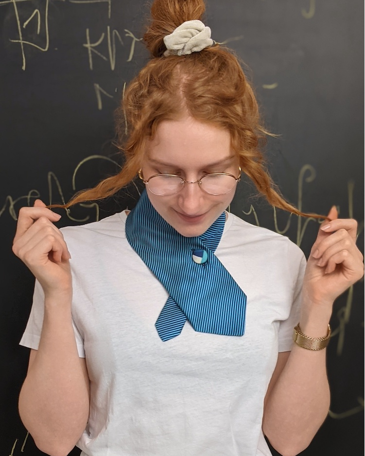 Collier als Halsbehang in gestreiftem Hell- und Dunkelblau für den Schulmächenlook