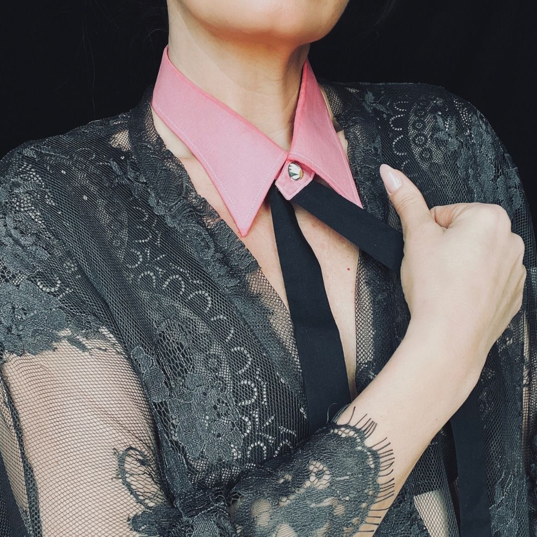 Collier aus altem schwarzen Schlips und pinktönendem Kragen zur Vintage-Spitzenbluse in grau für die exquisite Frau