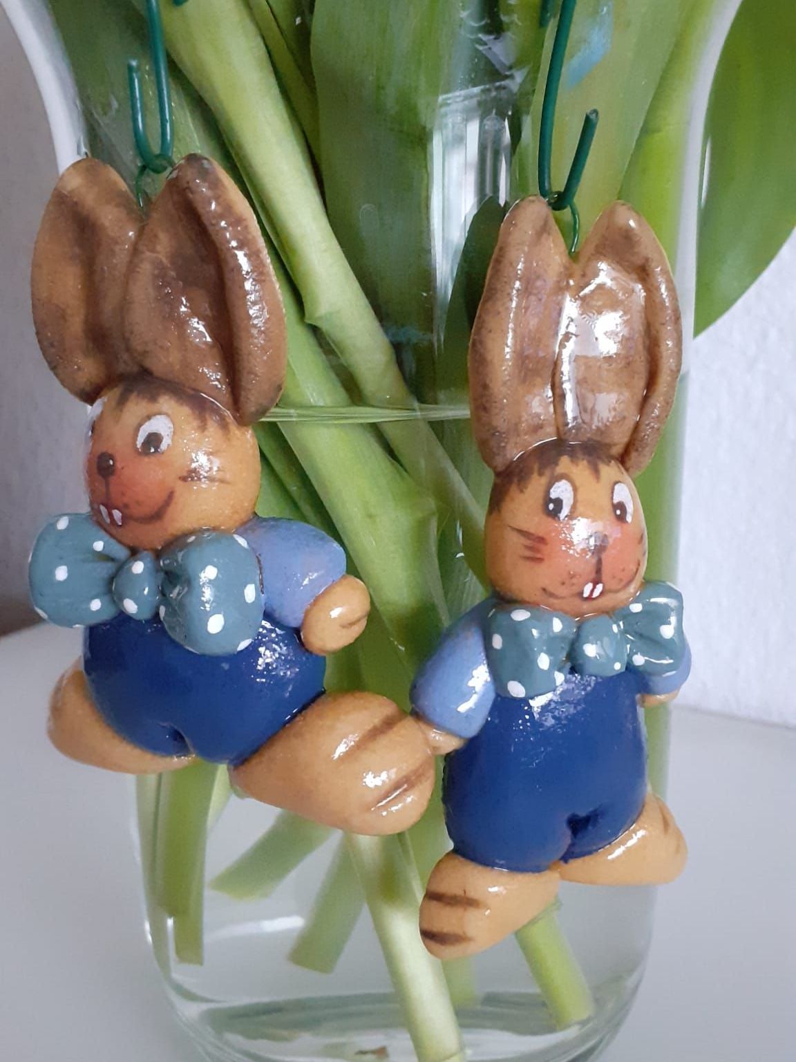 Schmuck für den Osterstrauch gefällig? Beim kunsthandwerklichen Ostermarkt am Karl-August-Platz erhältlich! Ursula Reddmann hat diese fabelhaften Osterhasen aus Salzteig gefertigt, die es beim