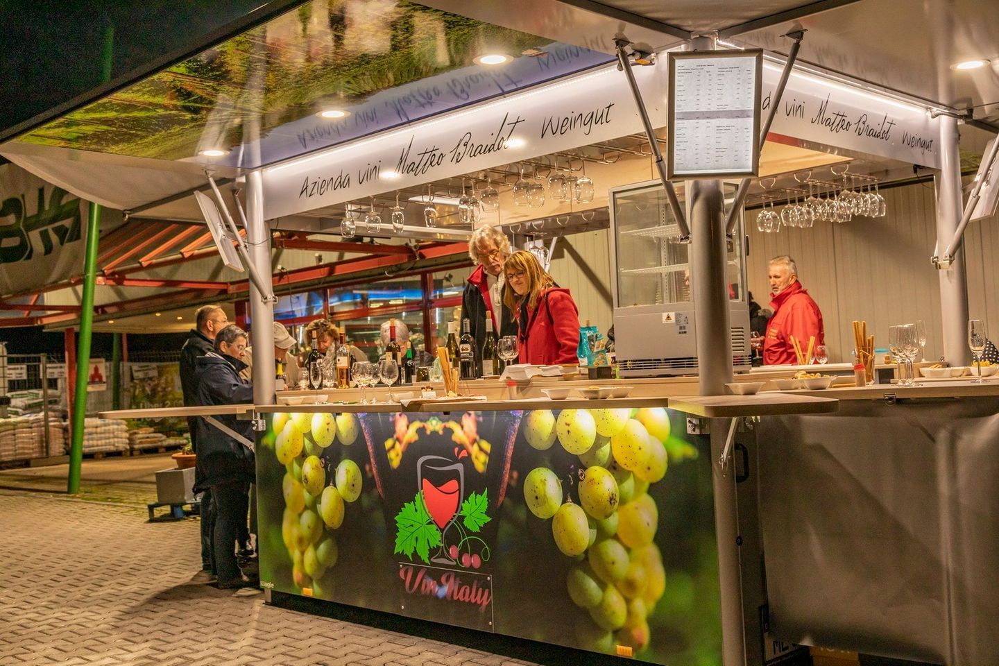 Der Weinstand von Vinitaly zeigt mit dem Aufdruck seine Vorliebe für weißen Wein.