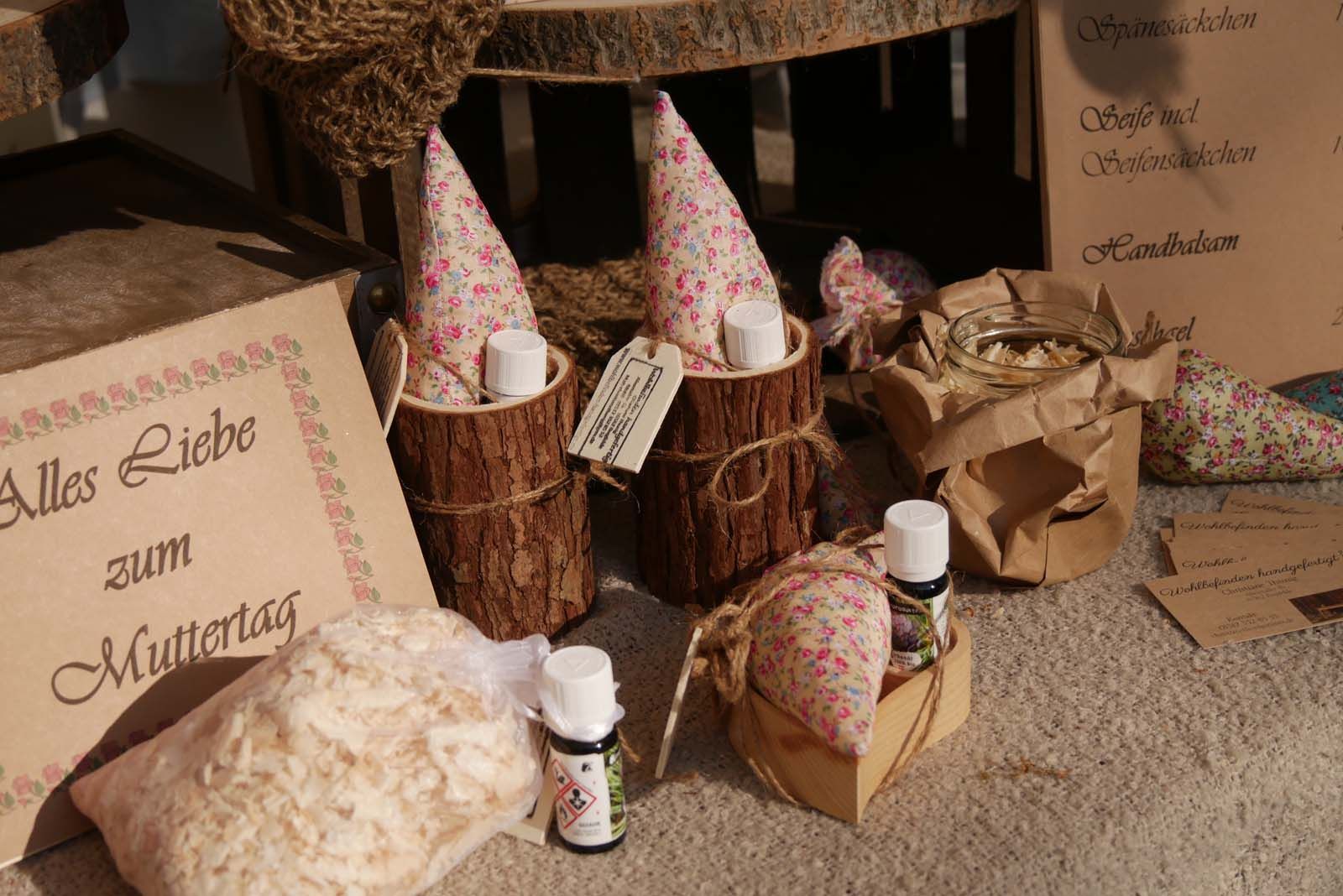 An Simone Hüneburgs Marktstand sehen wir eine Auswahl an handgefertigten Duftkerzen, Teelichtern und Seifen aus Stuten- oder Schafsmilch.