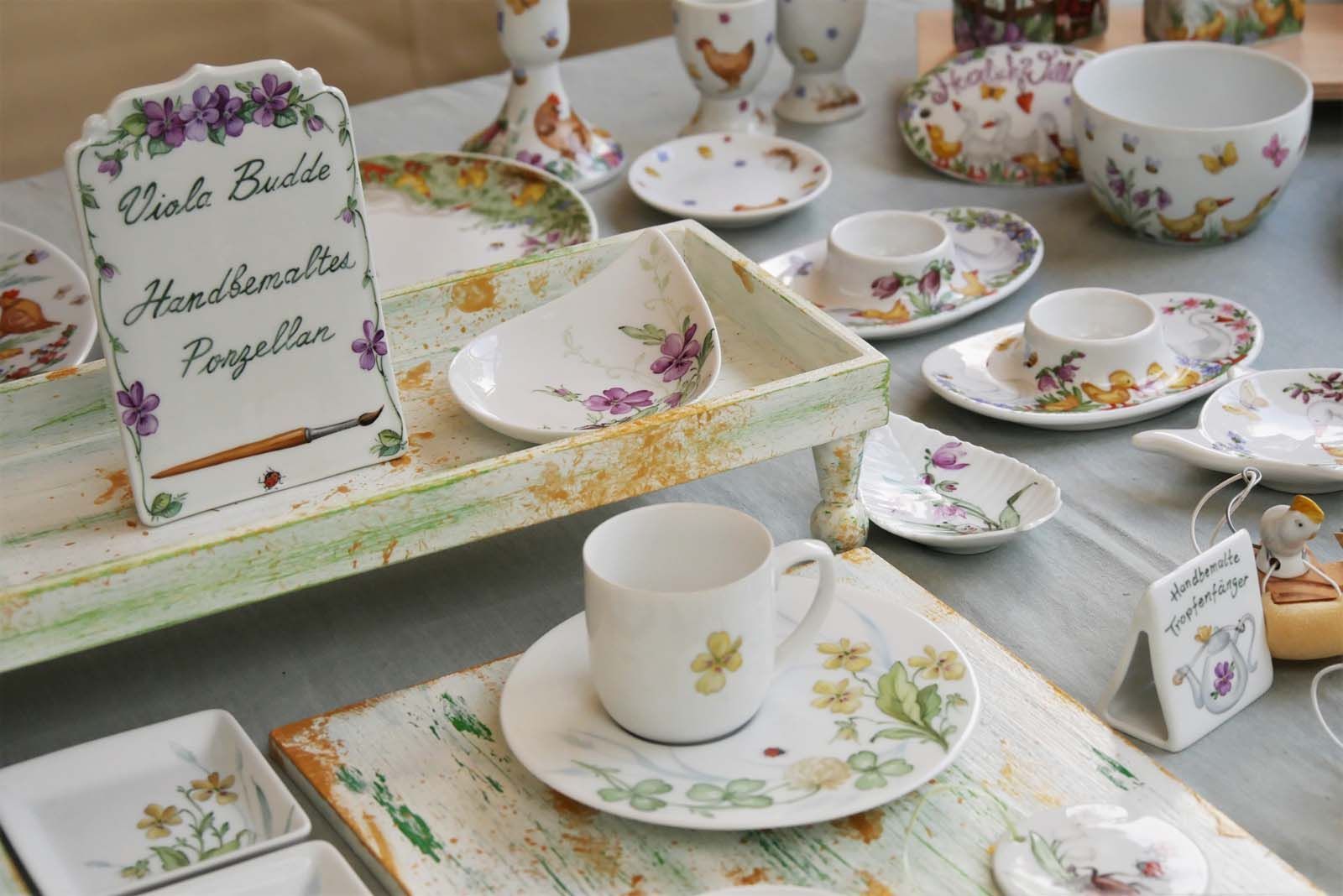 Viola Buddes Porzellanmalerei auf Tassen, Tellern, Löffeln, Dosen und Schalen