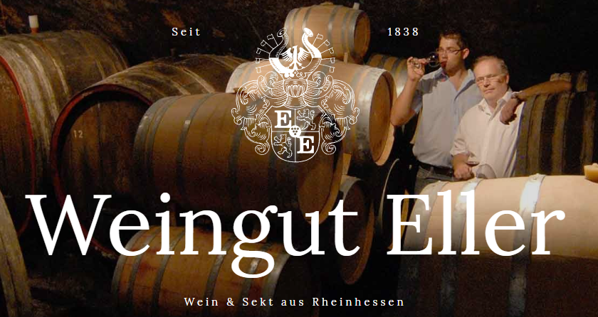 Vater und Sohn Eller sind bei der Weinprobe in ihrem Keller zwischen Eichenfässern, wie sie zur Gärung und Lagerung von Wein üblich sind - zumindest der Tradition gemäß.