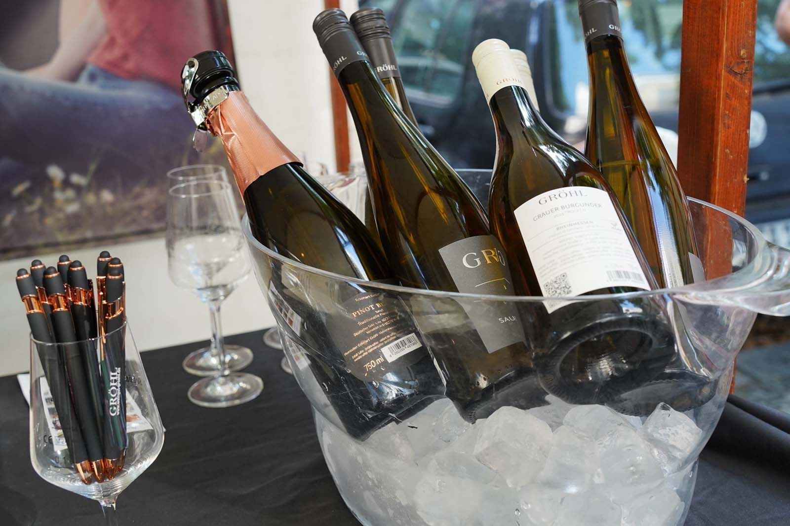 Auf Eis kaltgestellt sind die Weine zur Verkostung und für den Ausschank beim Sommerfest in der Leonhardtstraße.
