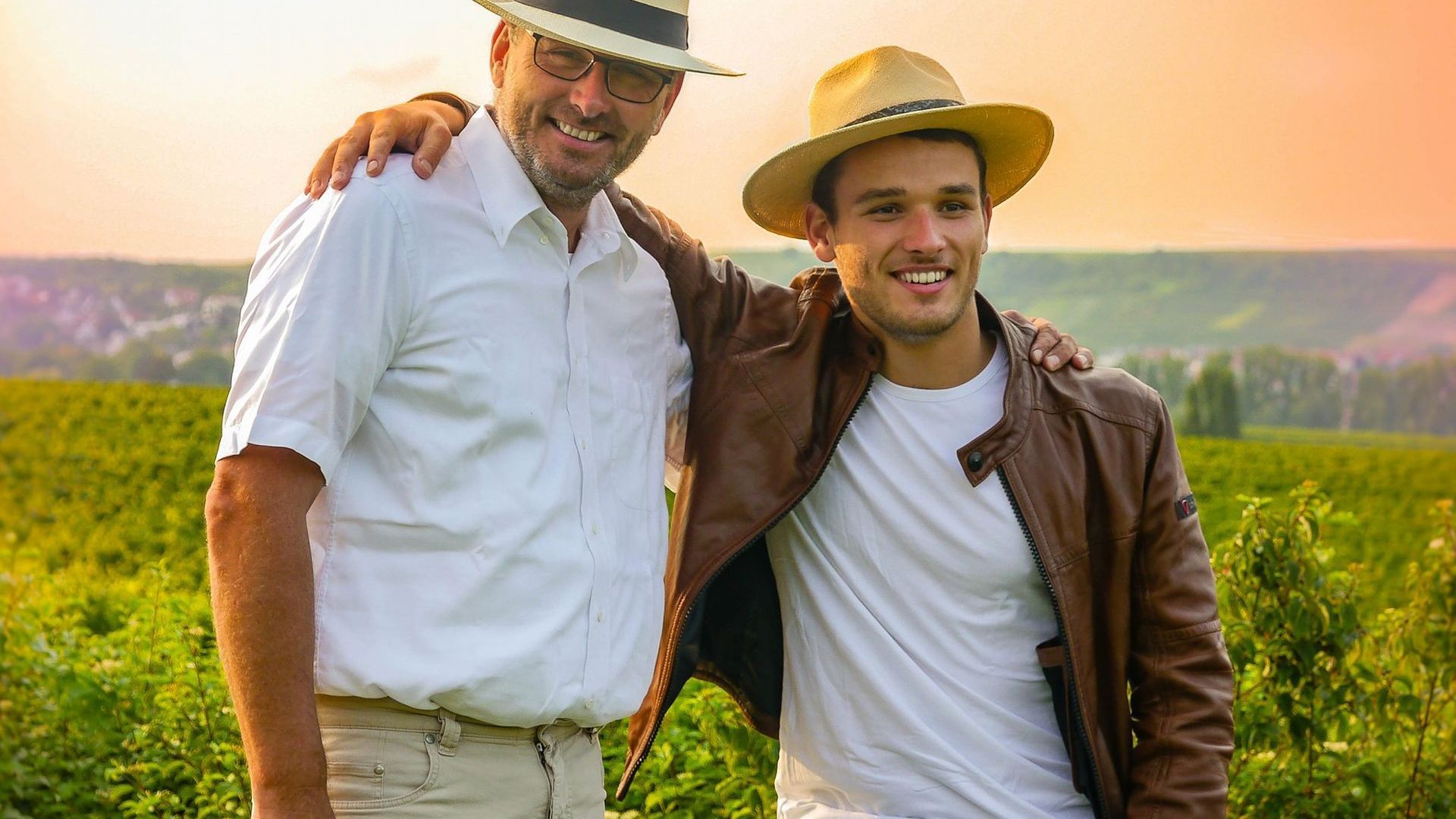 Weingut Holdenried und die Weinberg Gute Partner bei Weingut Holdenried: Felix und Jörg Holdenried mit Blick über ihr Weingut bei Partenheim in Rheinhessen.