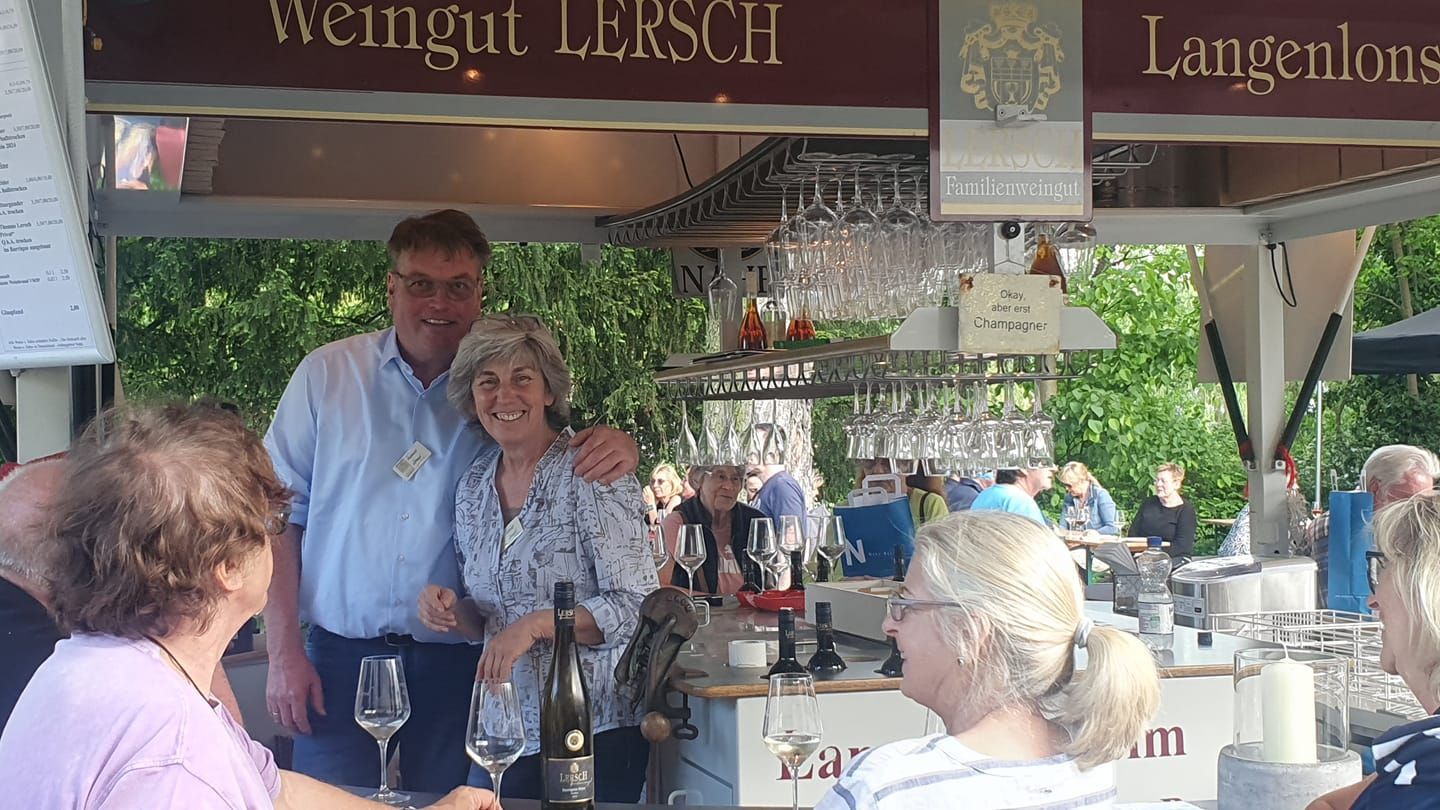 Im Weinwagen: das sichtlich gut gelaSabine und Thomas Lersch Sabine und Thomas Lersch im Weinwagen ihres Familienweinguts an der Nahe – umgeben von gut gelaunten Gästen