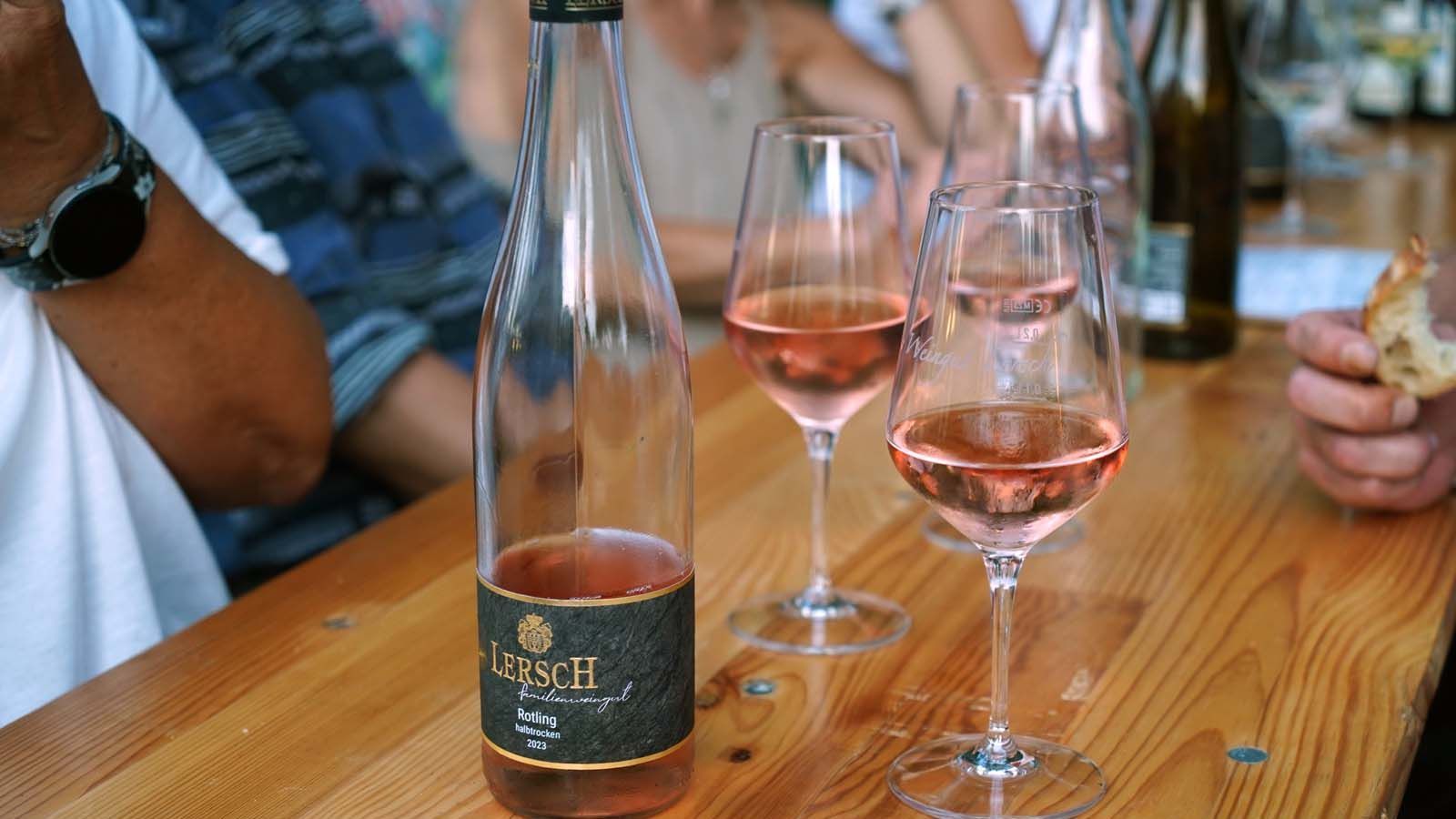 Auch fürs Geschäftliche ein Genuss! Genuss pur: Roséwein vom Weingut Lersch in Gläsern sowie Kräuterbrot beim Wein- und Winzerfest Lichtenrade