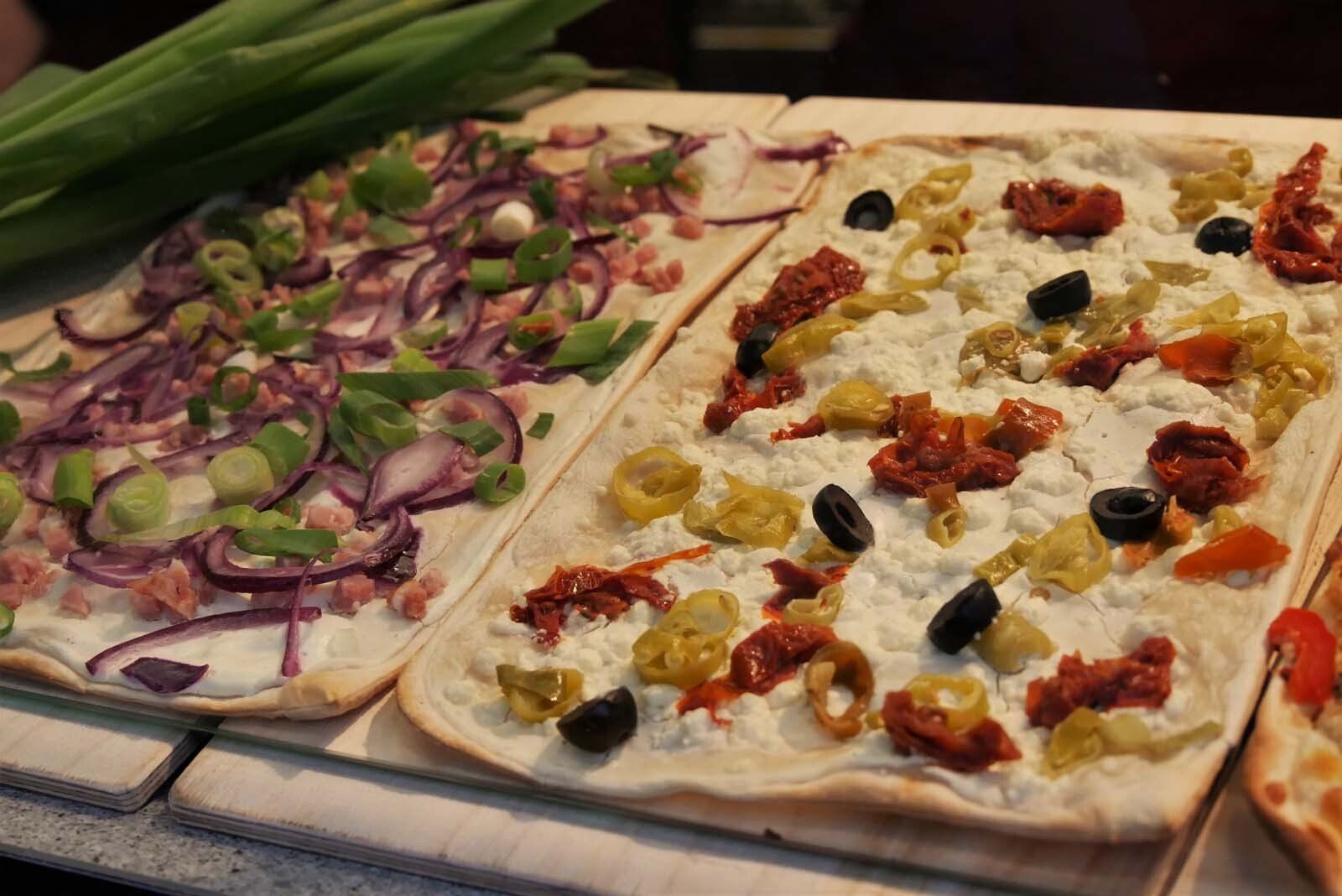 Flammbär: leckerste Flammkuchen, serviert auf Holzbrettern, mit Glühwein und Punsch für Kinder!