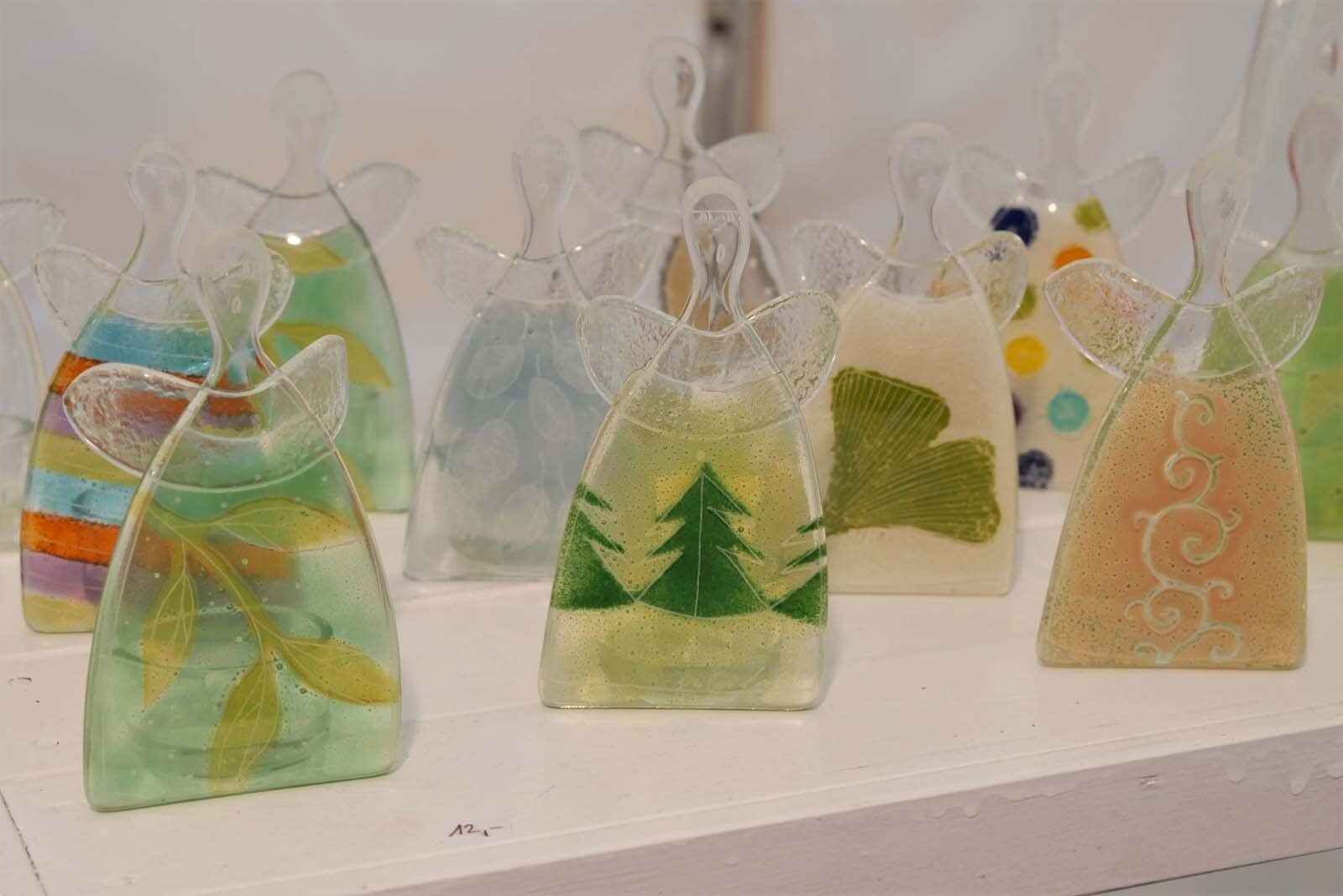Glasfusing zu Weihnachten in Westend: Geschirr, Glasengel, Sterne, Baumschmuck etc.