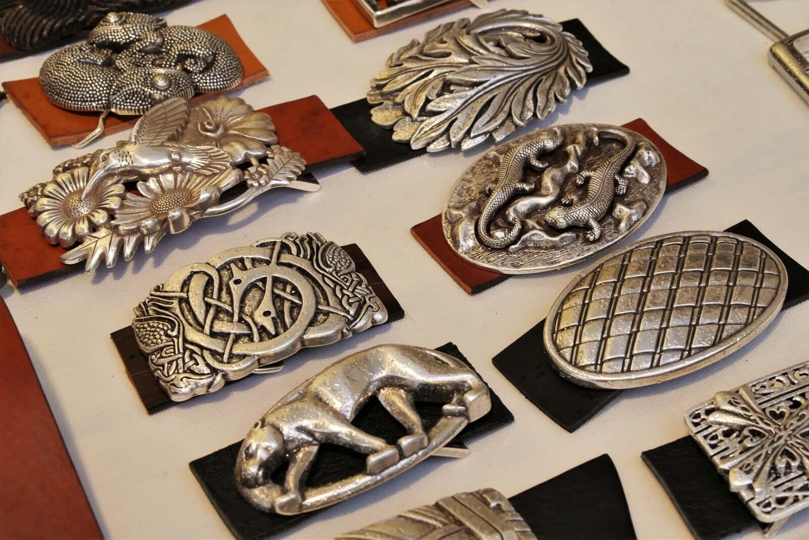 Gürtelmacher Thomas Czimczik Gürtelmacher Thomas Czimczik hat auch schöne Gürtelschließen im Angebot. Seine pflanzlich gegerbten Gürtel sind aus Vollrindleder.