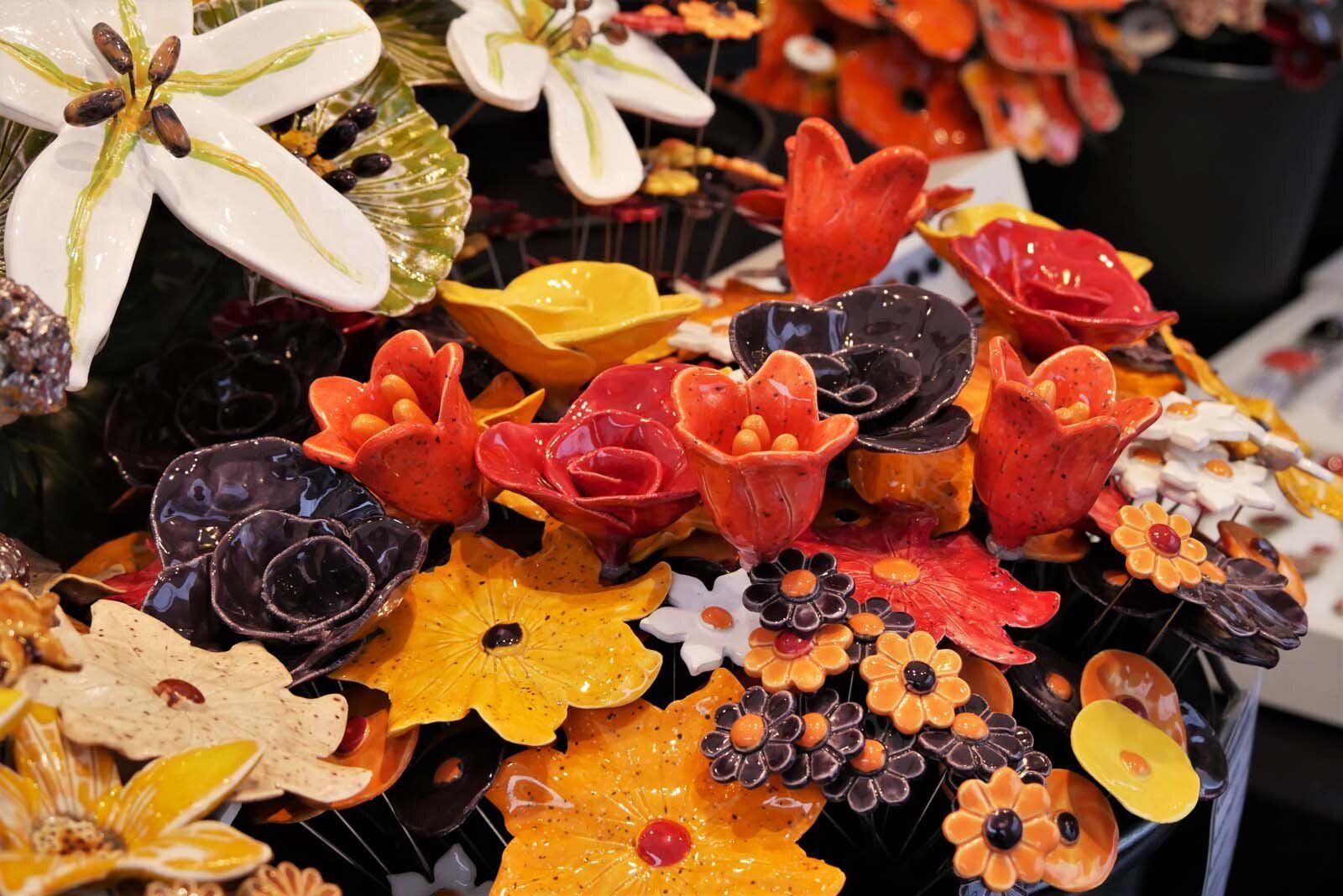 Schöne Dinge für Mensch und Raum: zauberhafte Keramikunikate: Blumenstecker, Schmuck, Klangpuppen und künstlerische Einzelobjekte, Fensterfiguren aus Glasfusing, Buttons sowie saisonale Dekorationsobjekte.