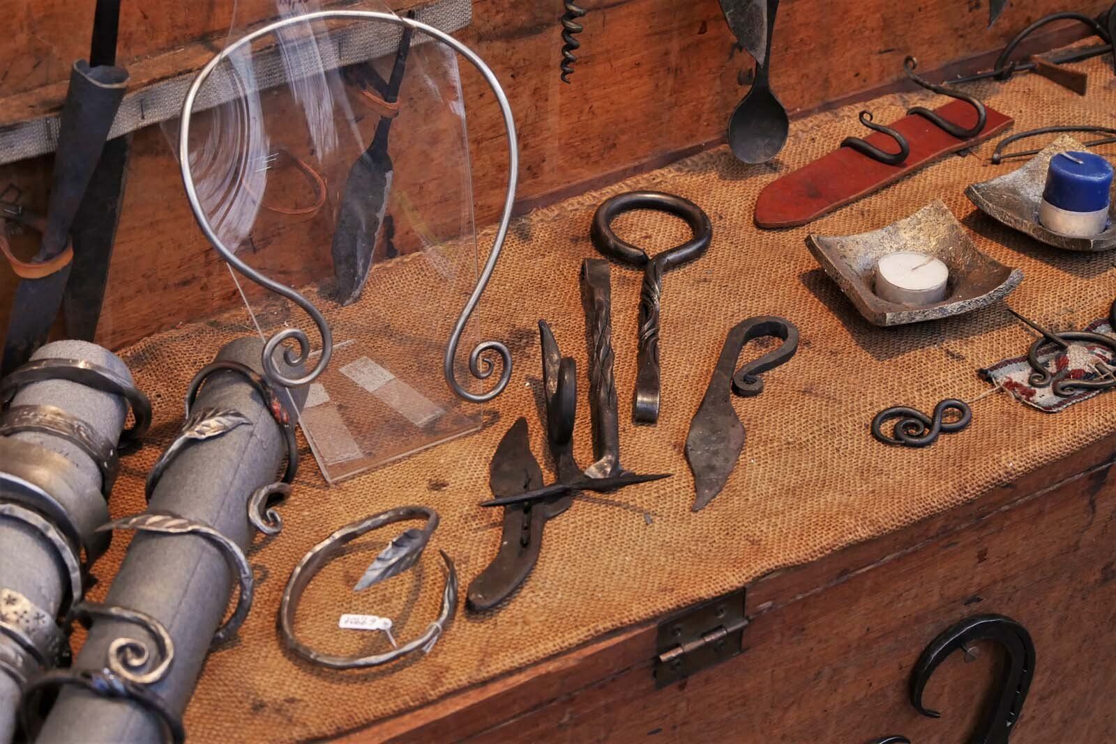 Auslage von Kunstschmied Falk Laxander: mittelalterliche Schlüssel, Messer, Scheren, Kerzenhalter und Haarklemmen – geschmiedete Geschichte zum Anfassen