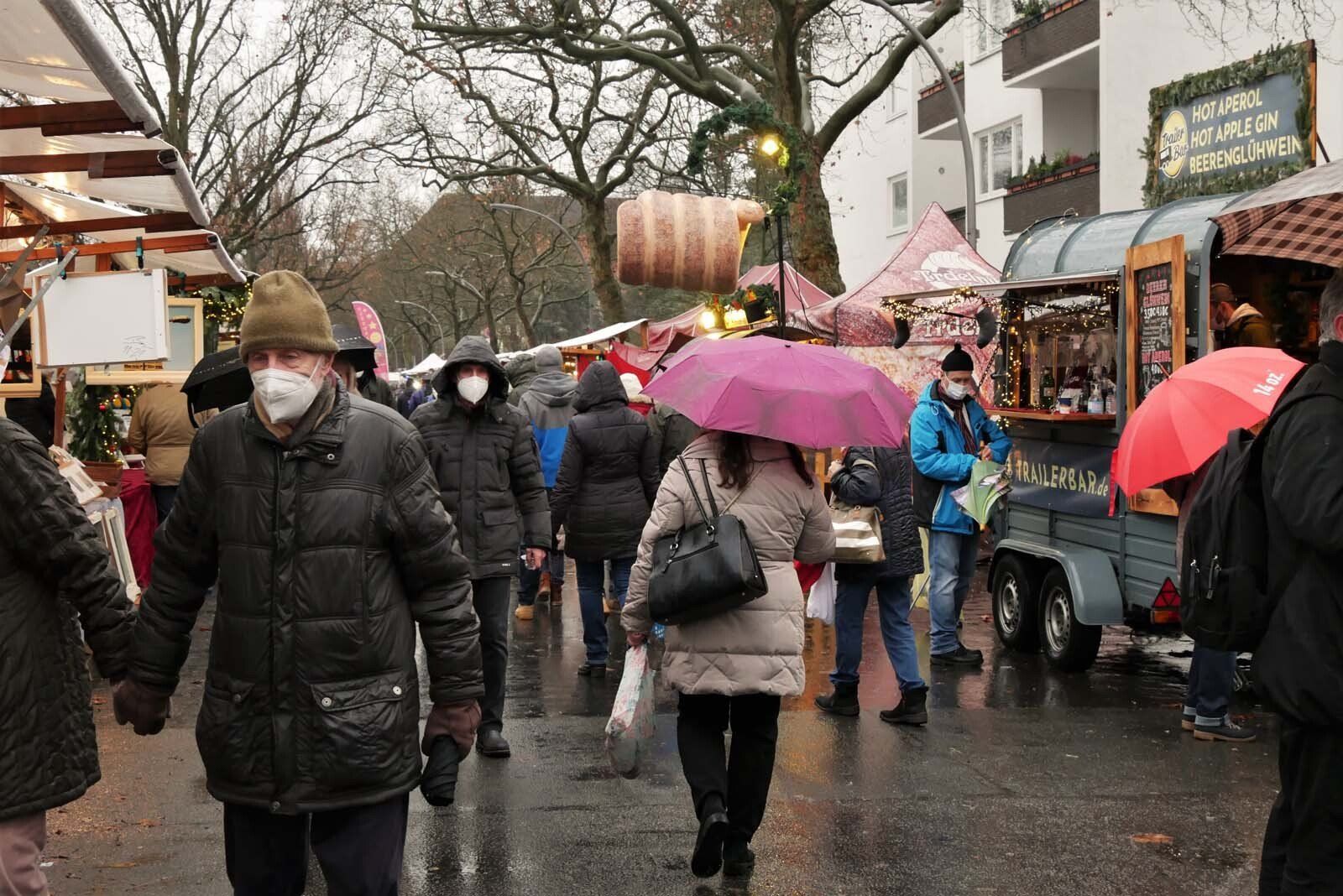 Weihnachten in Westend vom 18. - 19. Dezember 2021 war nass. Doch die Menschen kamen dennoch hereingeströmt.