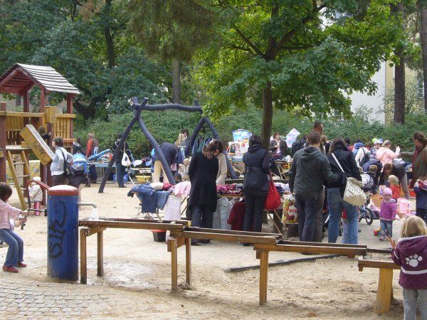 Einweihung des Matschtischs beim Trödelmarkt – Gemeinschaftsprojekt gefeiert