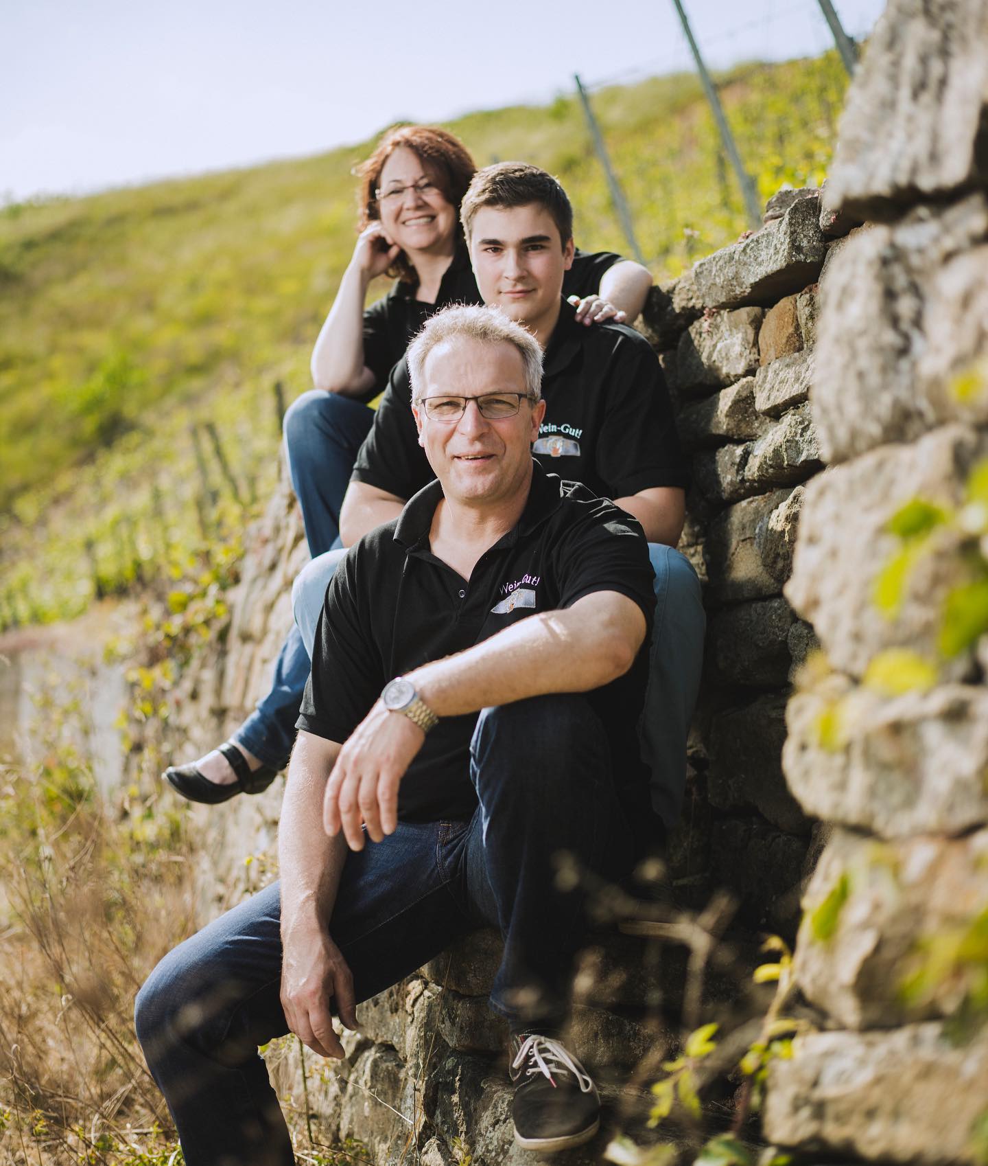 Weingut Barth-Kirschroth bei KUNST trifft WEIN in Berlin vom 29. April - 1. Mai 2023 dabei, dem Frühjahrespendant zum Wein- und Winzerfest Lichtenrade im Herbst. Zu sehen sind Holger Barth, seine Frau und sein Sohn in ihren Weinbergen an der Mosel mit 75 Prozent Steillagen.