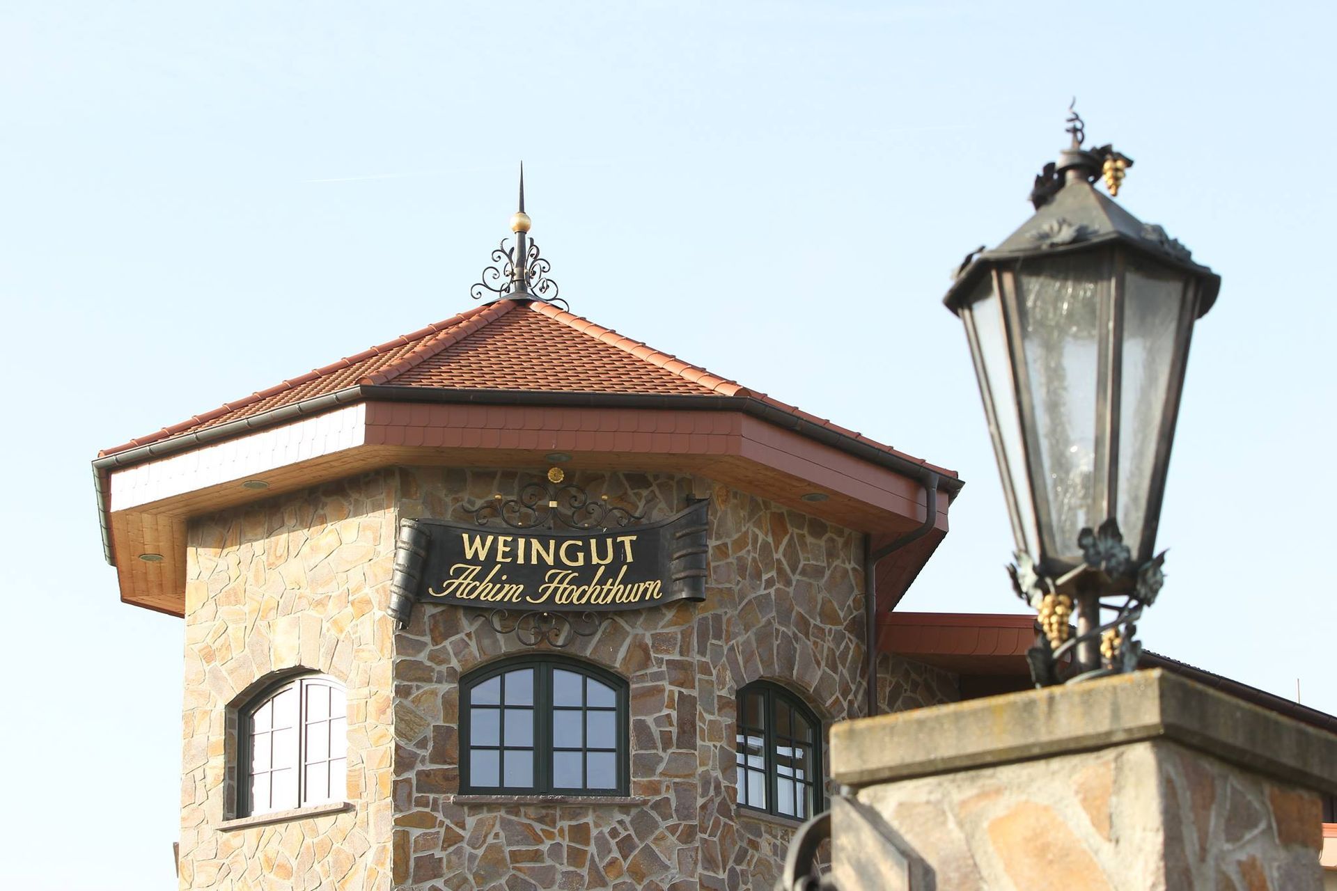 Auf dem Bild sehen wir das Türmchen, das den Familiensitz des Weinguts Hochthurn aus Horrweiler zeigt. Es ist ein Sechseck, ist aus grobem Stein zusammengefügt, und fast möge man meinen, es handelte sich um ein ehemaliges Rittergut.