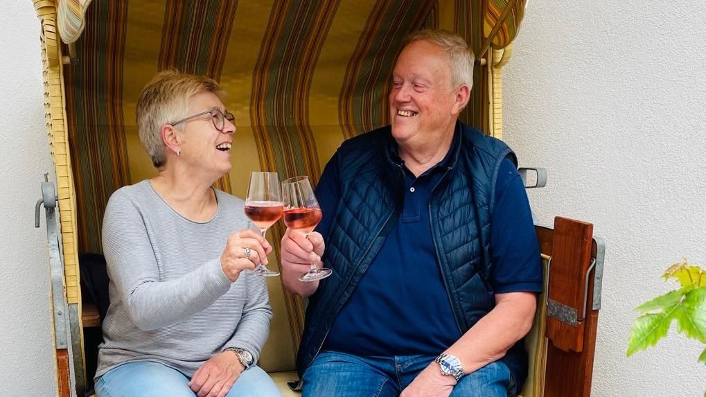 Ute und Hermann Sommer vom Weingut Sommer in Heuchelheim-Klingen stoßen im Strandkorb mit Roséwein an – Lebensfreude aus der Südpfalz im Glas