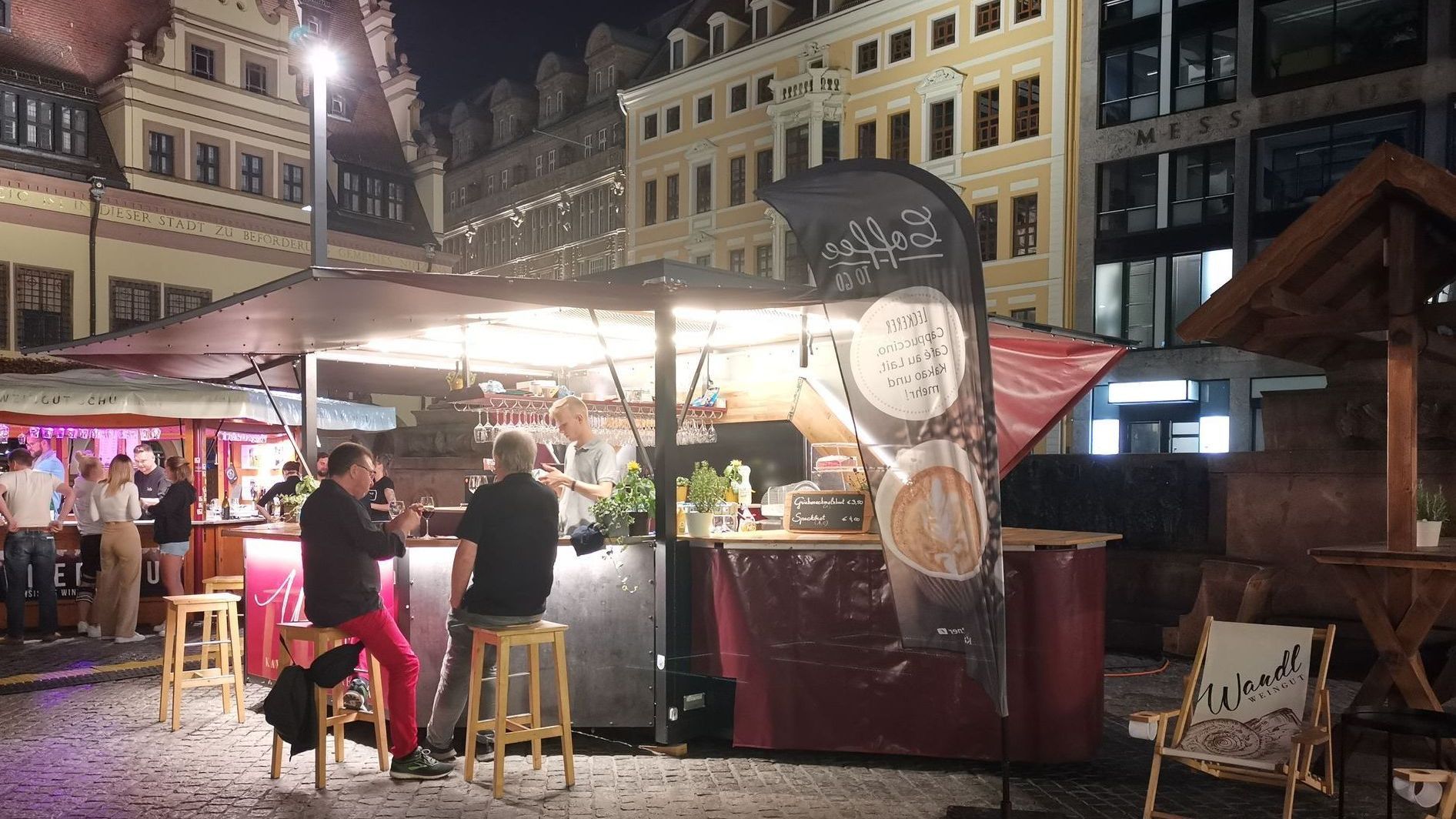 Weingut Wandl beim Weinfrühling am Ludwig-Beck-Platz Weinwagen des österreichischen Weinguts Wandl beim Weinfrühling – bekannt für biologischen Anbau und nachhaltige Weine