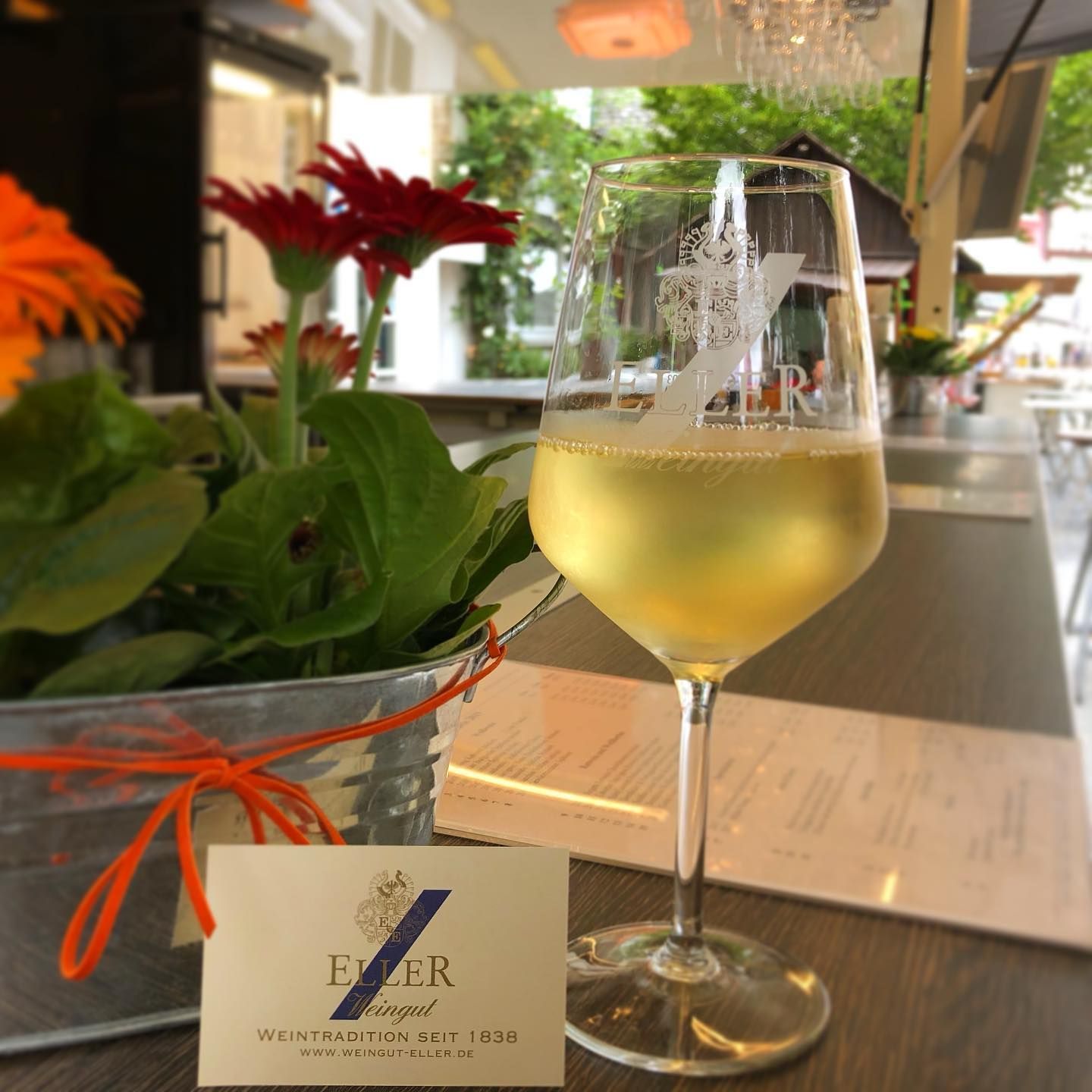 cFamilie Eller beim Weinausschank am Wagen Ein kühles Glas Weißwein am Stand der Winzerfamilie Eller