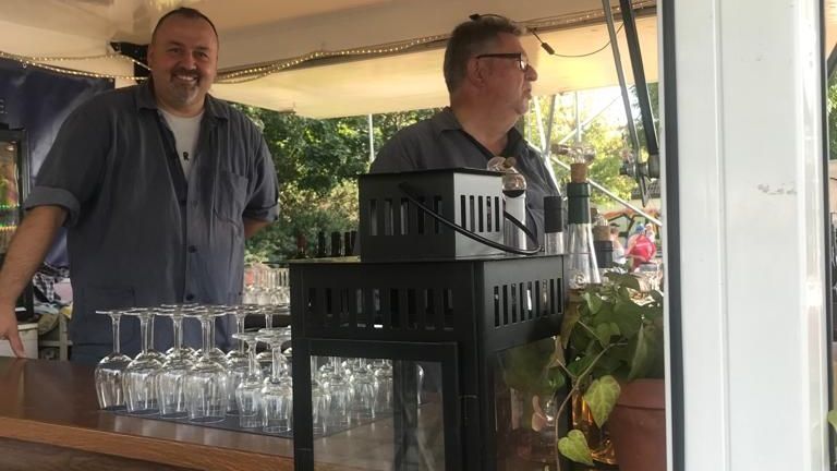 Ökonomierat August E. Anheuser mit E Erol Degirmenci im Weinwagen des Weinguts Anheuser beim Weinfrühling in Steglitz-Zehlendorf