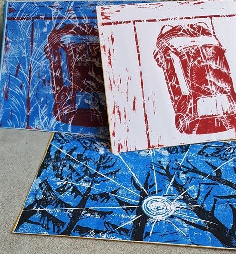 Herbert Witzels kündigt das Live-Drucken am Stand beim kunsthandwerklichen Ostern am Karl-August-Platz an. Diese Bilder in rot und blau zeigen einige Beispiele dafür.
